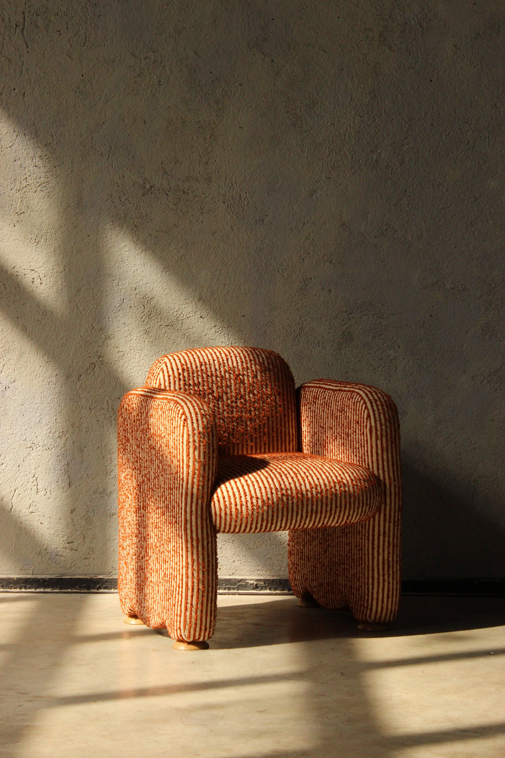 https://a.1stdibscdn.com/dooq-new-organic-modernist-cindy-chair-with-arms-for-sale-picture-14/f_54242/f_400363021743523249252/IMG_4239_master.jpg