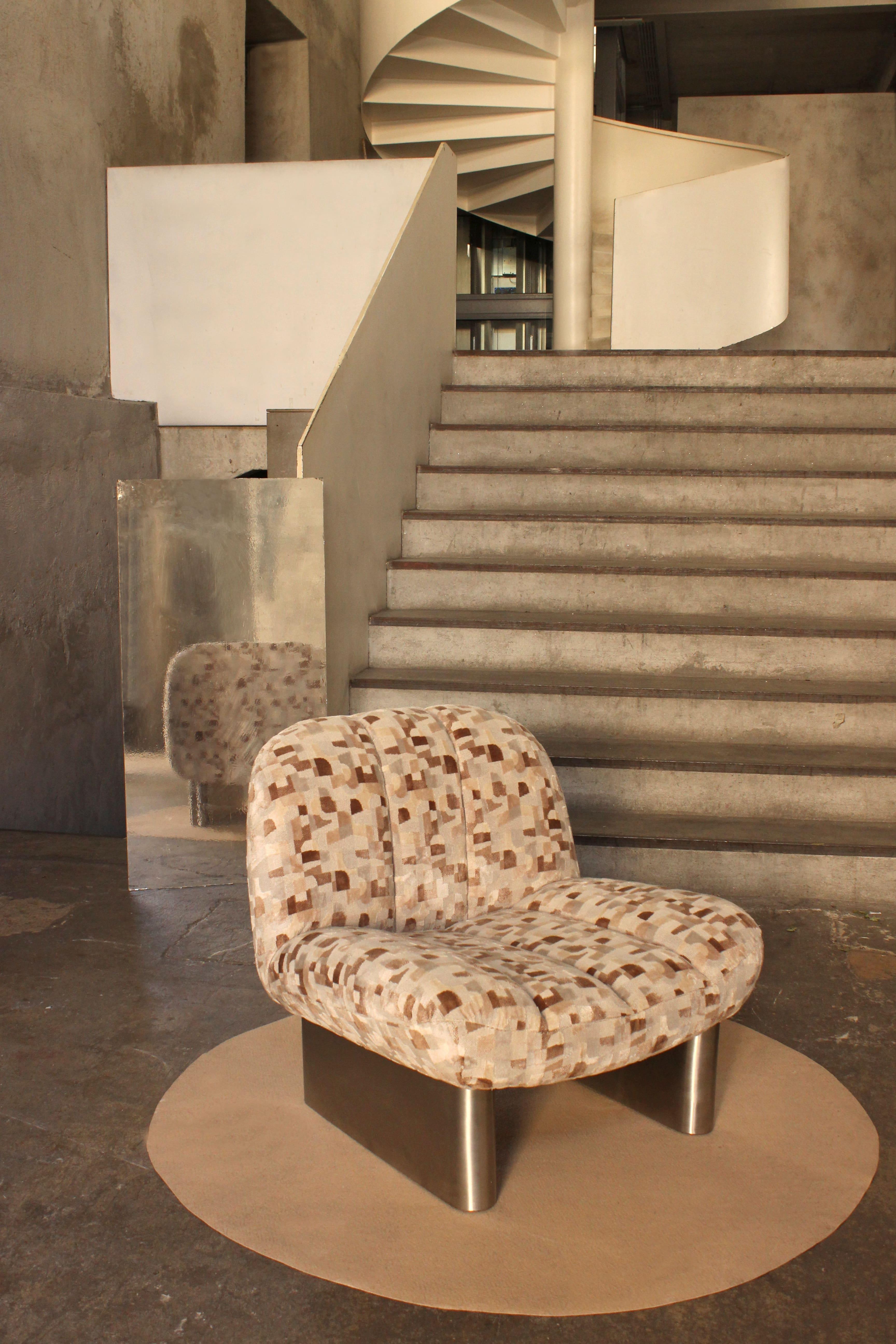 https://a.1stdibscdn.com/new-dooq-modern-colin-armchair-in-com-and-inox-feet-for-sale-picture-10/f_54242/f_455392921750434349019/IMG_4411_master.jpg