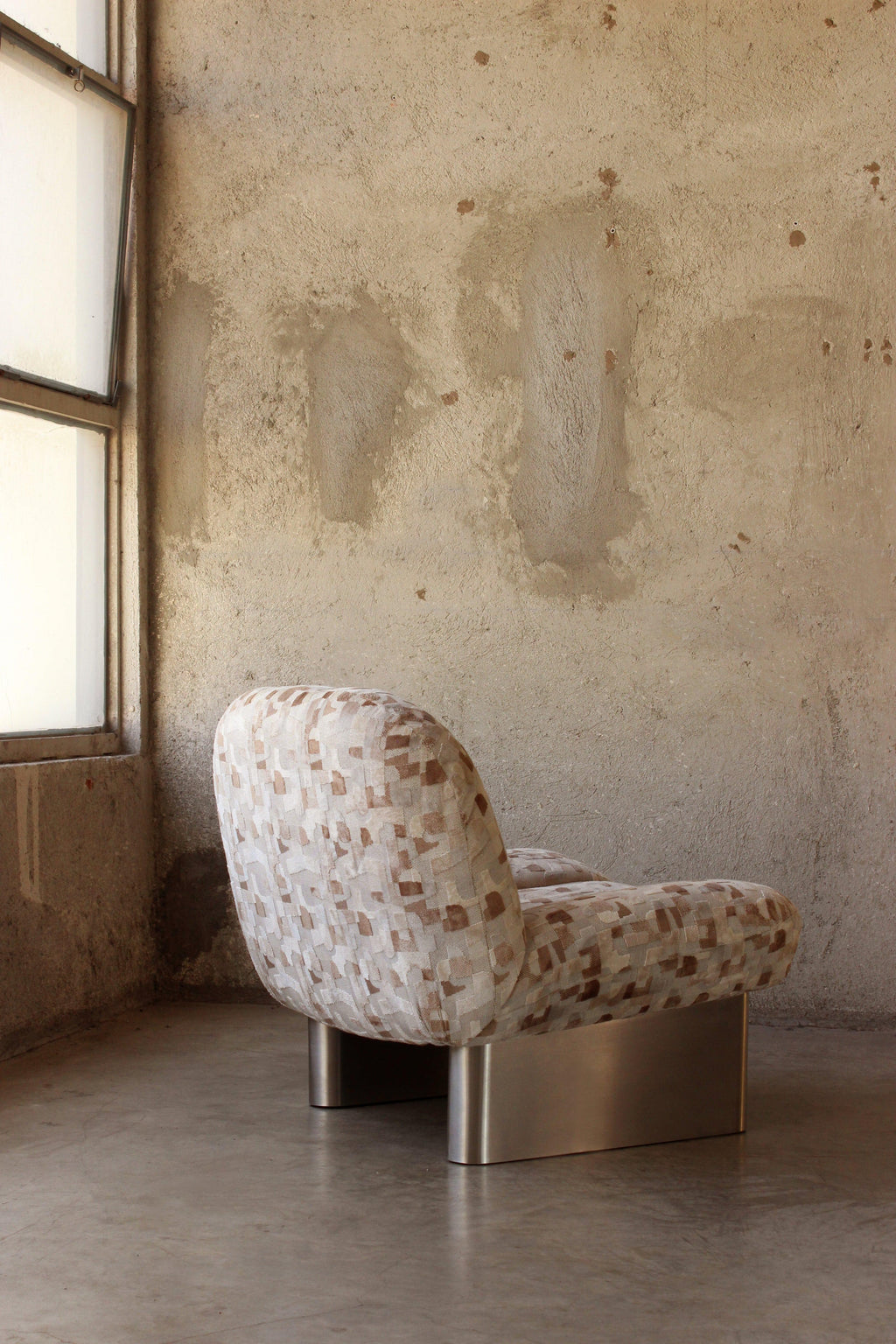 https://a.1stdibscdn.com/new-dooq-modern-colin-armchair-in-com-and-inox-feet-for-sale-picture-7/f_54242/f_455392921750434349172/IMG_4503_master.jpg
