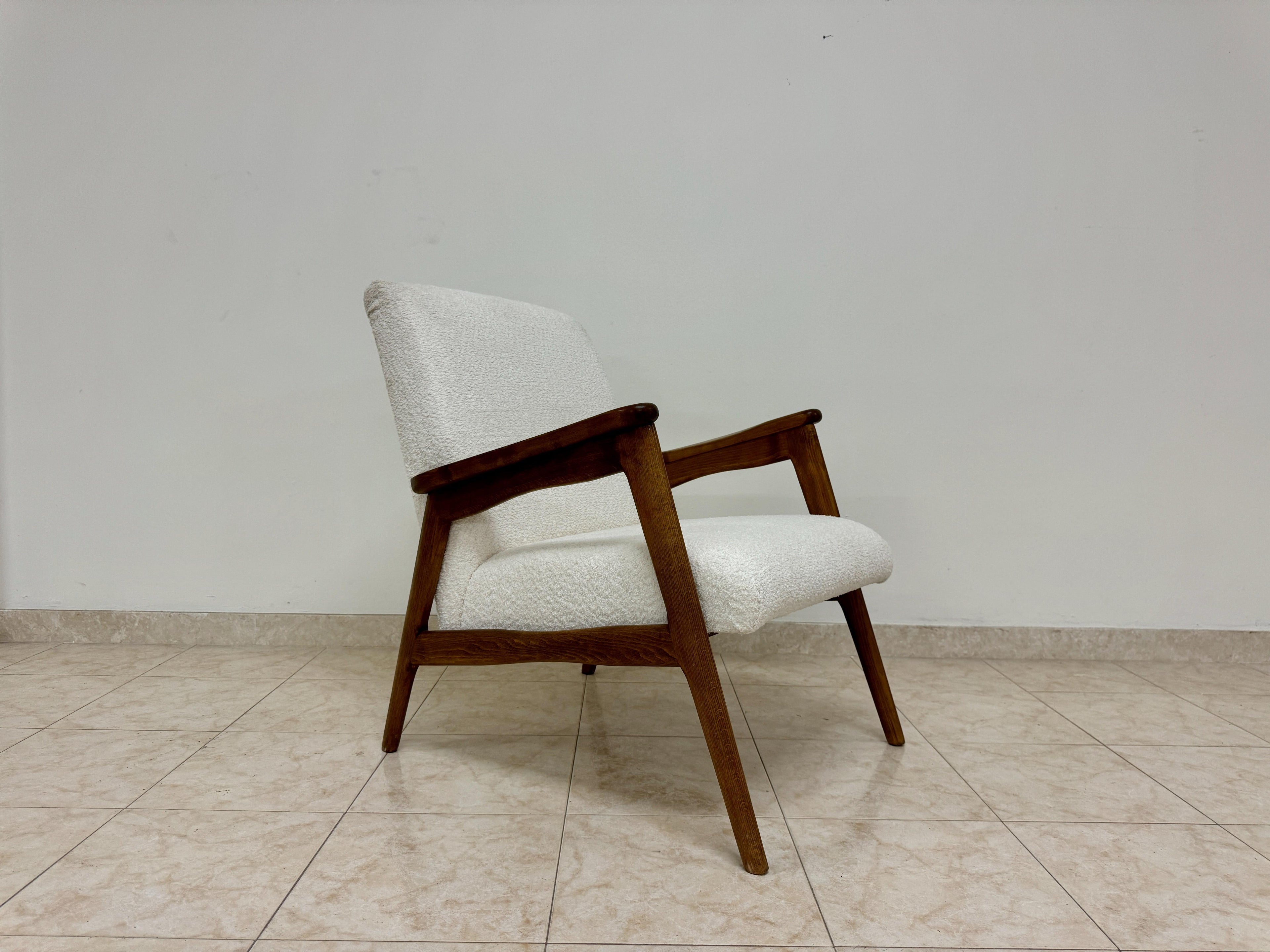 https://a.1stdibscdn.com/pair-of-contemporary-italian-armchairs-for-sale-picture-3/f_47872/f_403698121719491684755/IMG_4537_master.jpeg