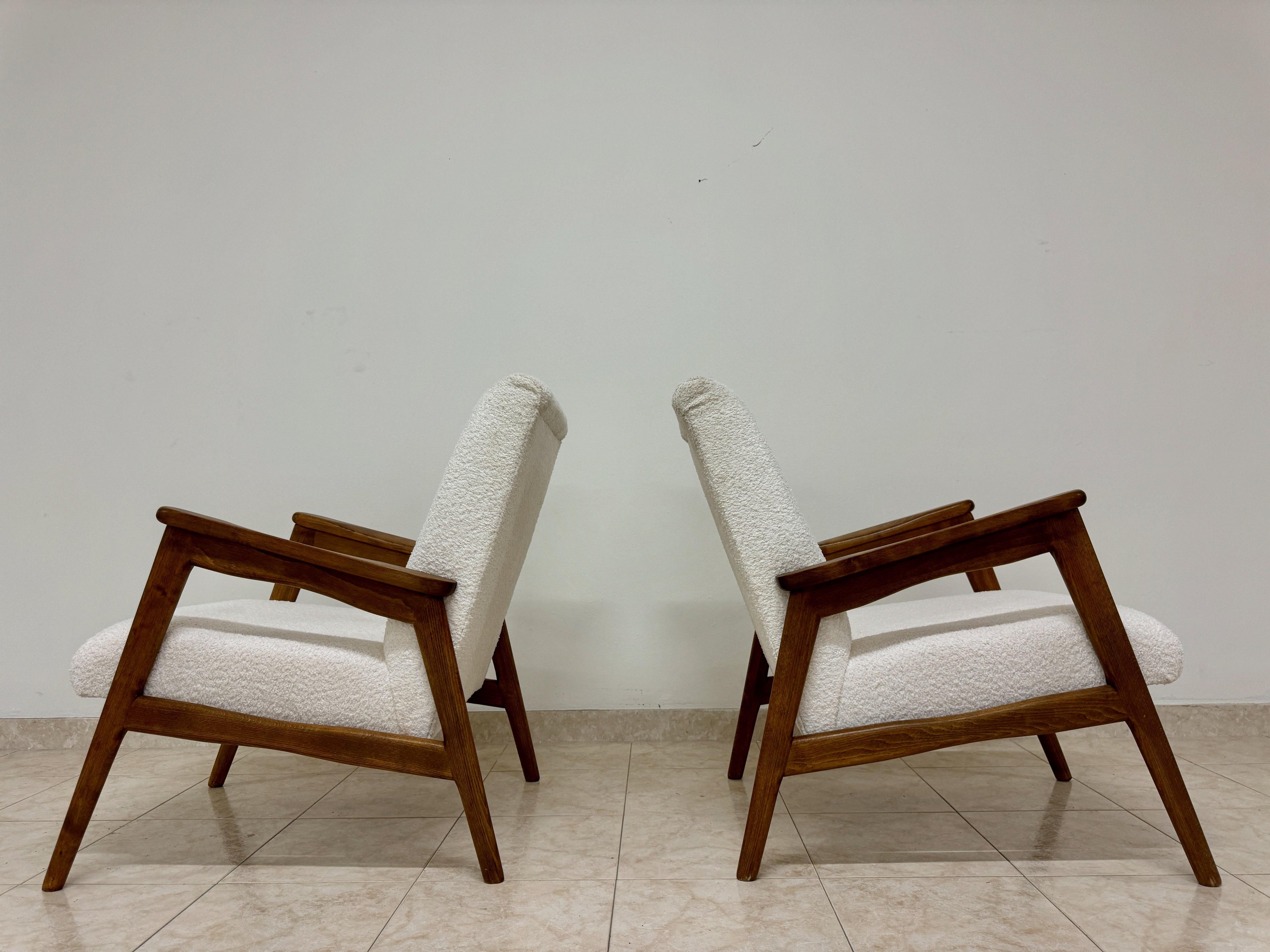 https://a.1stdibscdn.com/pair-of-contemporary-italian-armchairs-for-sale-picture-6/f_47872/f_403698121719491685365/IMG_4540_master.jpeg