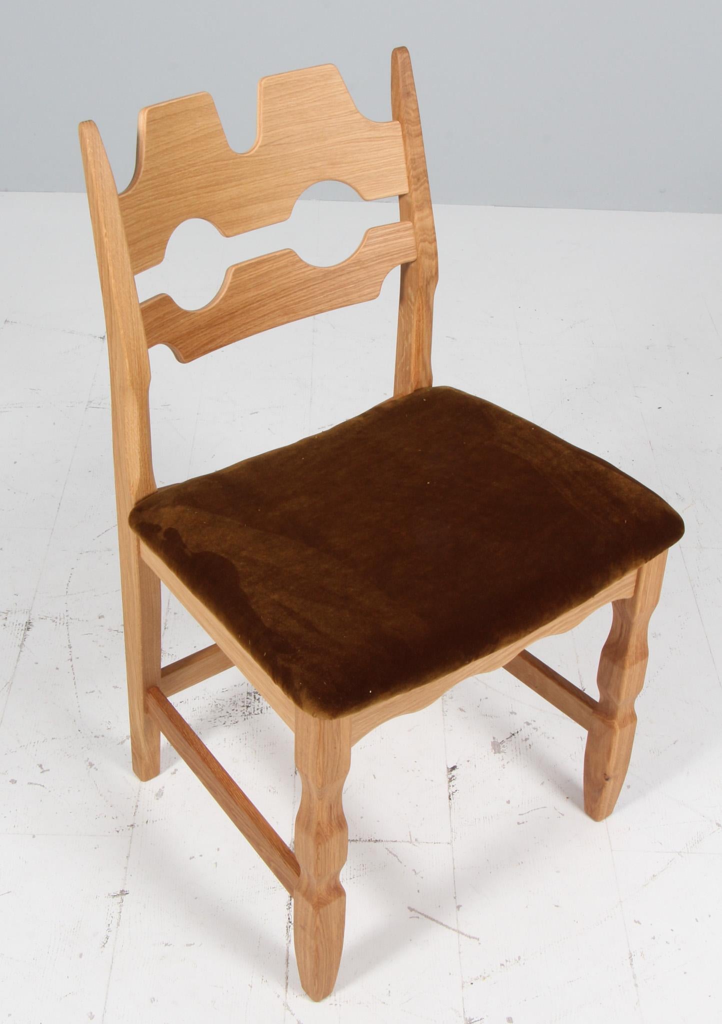 https://a.1stdibscdn.com/dining-chairs-by-henning-kjaernulf-model-razorblade-denmark-oak-for-sale-picture-2/f_42391/f_456389721751036383450/IMG_4591_master.jpg