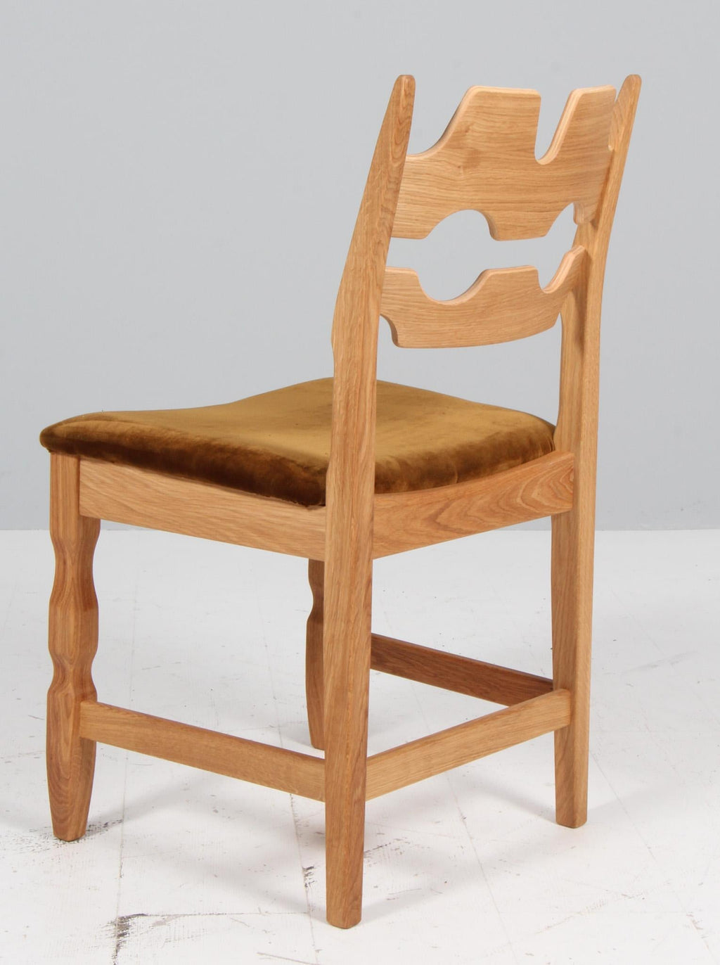 https://a.1stdibscdn.com/dining-chairs-by-henning-kjaernulf-model-razorblade-denmark-oak-for-sale-picture-7/f_42391/f_456389721751036384593/IMG_4597_master.jpg