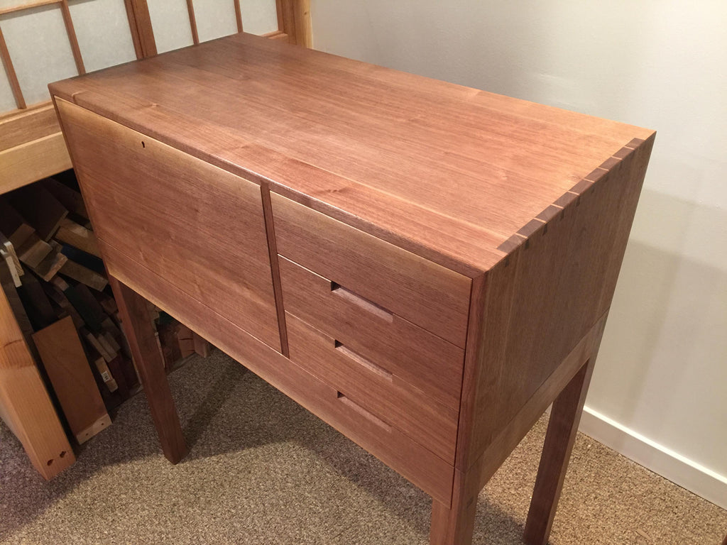 https://a.1stdibscdn.com/butlers-desk-for-sale-picture-2/f_45782/1552577382204/IMG_4679_master.JPG