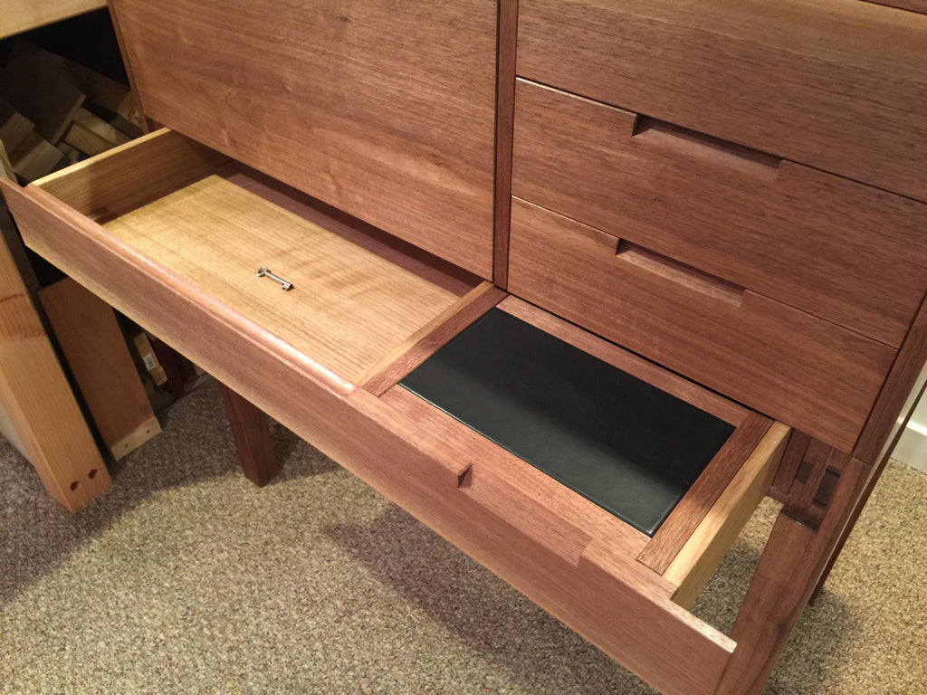 https://a.1stdibscdn.com/butlers-desk-for-sale-picture-3/f_45782/1552577384301/IMG_4680_master.JPG