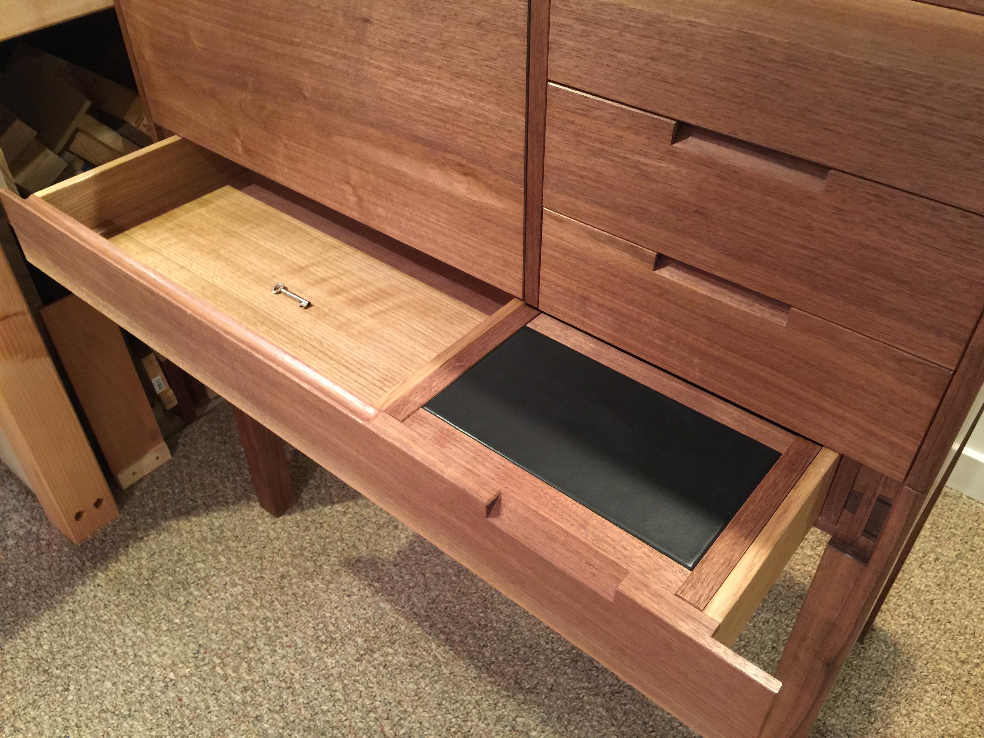 https://a.1stdibscdn.com/butlers-desk-for-sale-picture-3/f_45782/1552577384301/IMG_4680_master.JPG