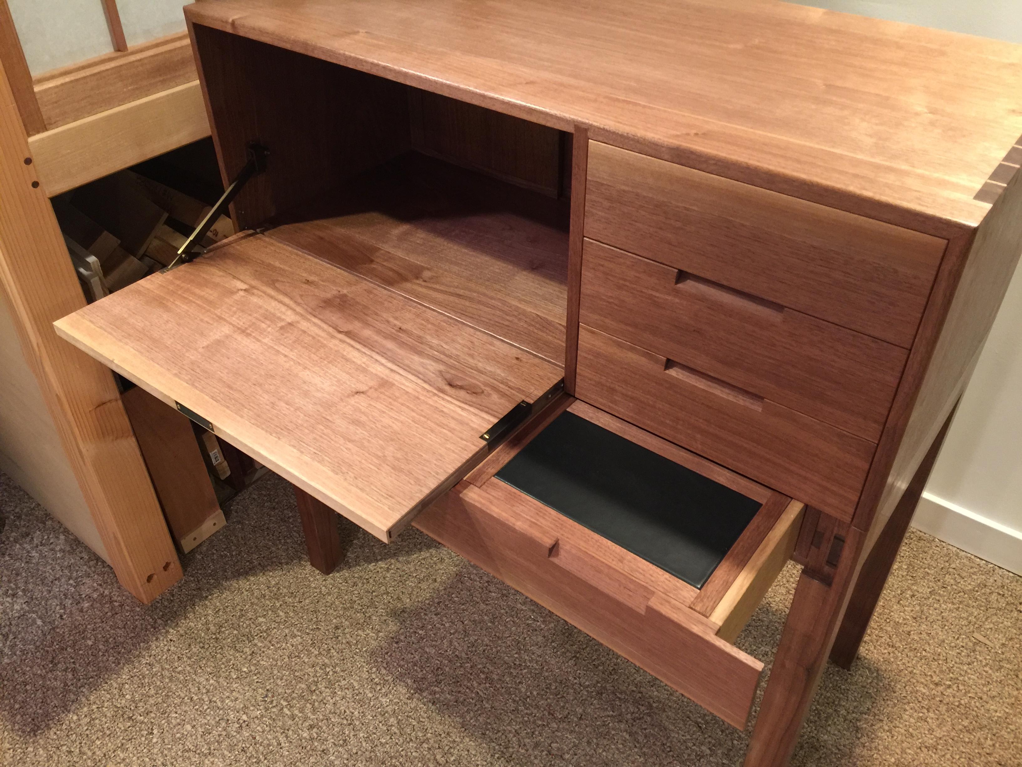 https://a.1stdibscdn.com/butlers-desk-for-sale-picture-4/f_45782/f_140096921552577496283/IMG_4683_master.JPG