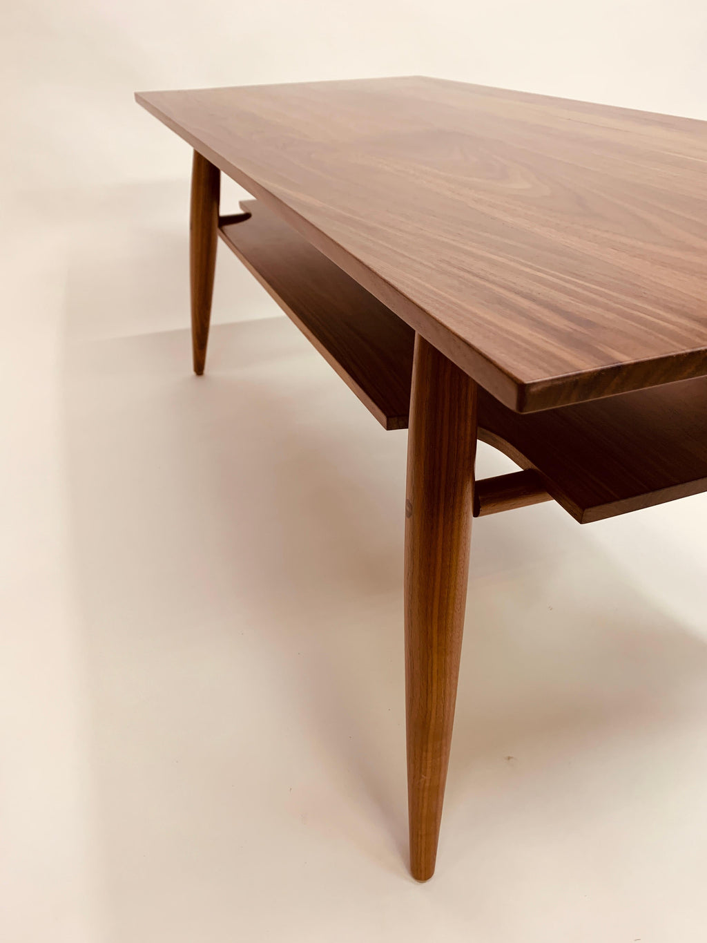 https://a.1stdibscdn.com/mid-century-inspired-coffee-table-with-shelf-in-walnut-for-sale-picture-6/f_99452/f_477372221764279816452/IMG_4843_master.jpg