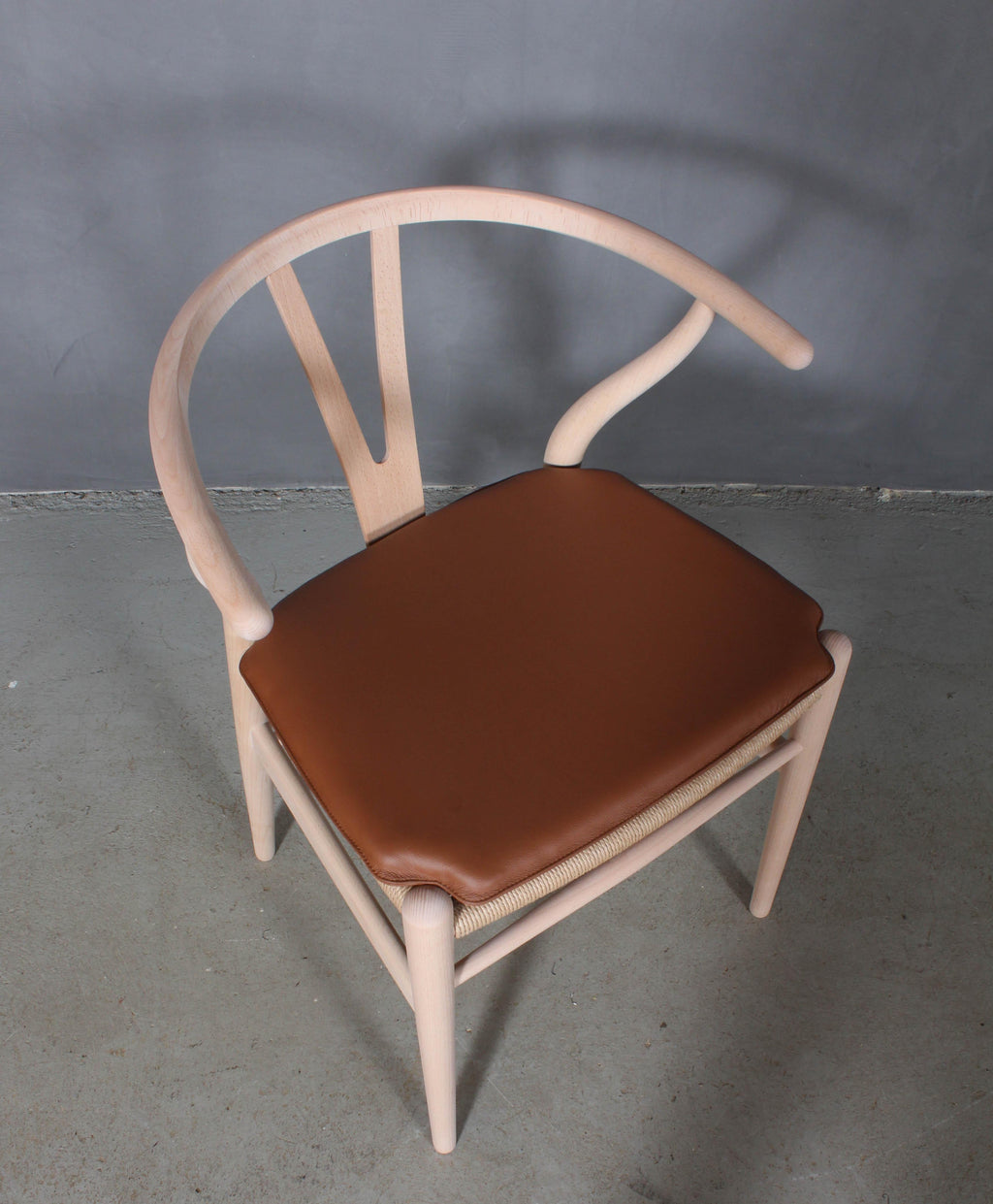 https://a.1stdibscdn.com/hans-j-wegner-cushion-for-wishbone-chair-ch24-for-sale-picture-2/f_42391/f_243288721624870420190/IMG_4889_master.jpg