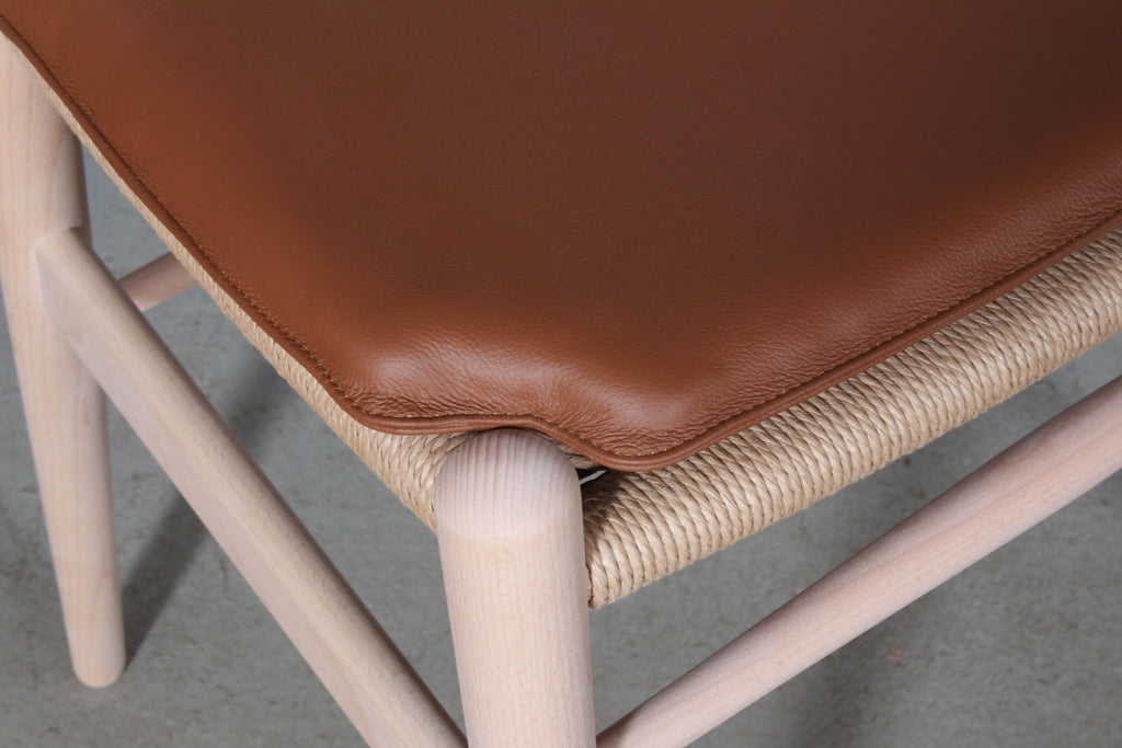 https://a.1stdibscdn.com/hans-j-wegner-cushion-for-wishbone-chair-ch24-for-sale-picture-3/f_42391/f_243288721624870422840/IMG_4890_master.jpg
