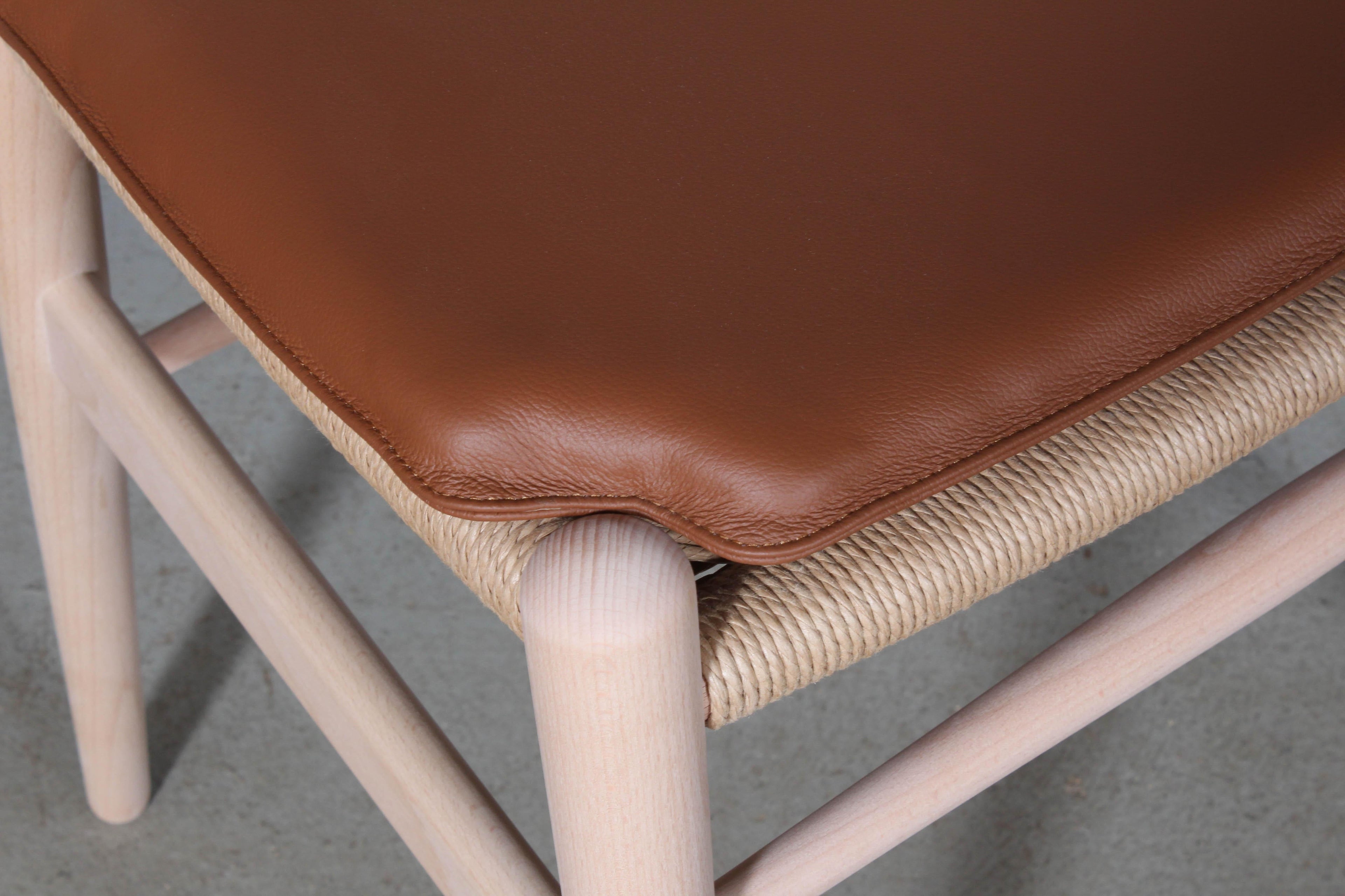 https://a.1stdibscdn.com/hans-j-wegner-cushion-for-wishbone-chair-ch24-for-sale-picture-3/f_42391/f_243288721624870422840/IMG_4890_master.jpg
