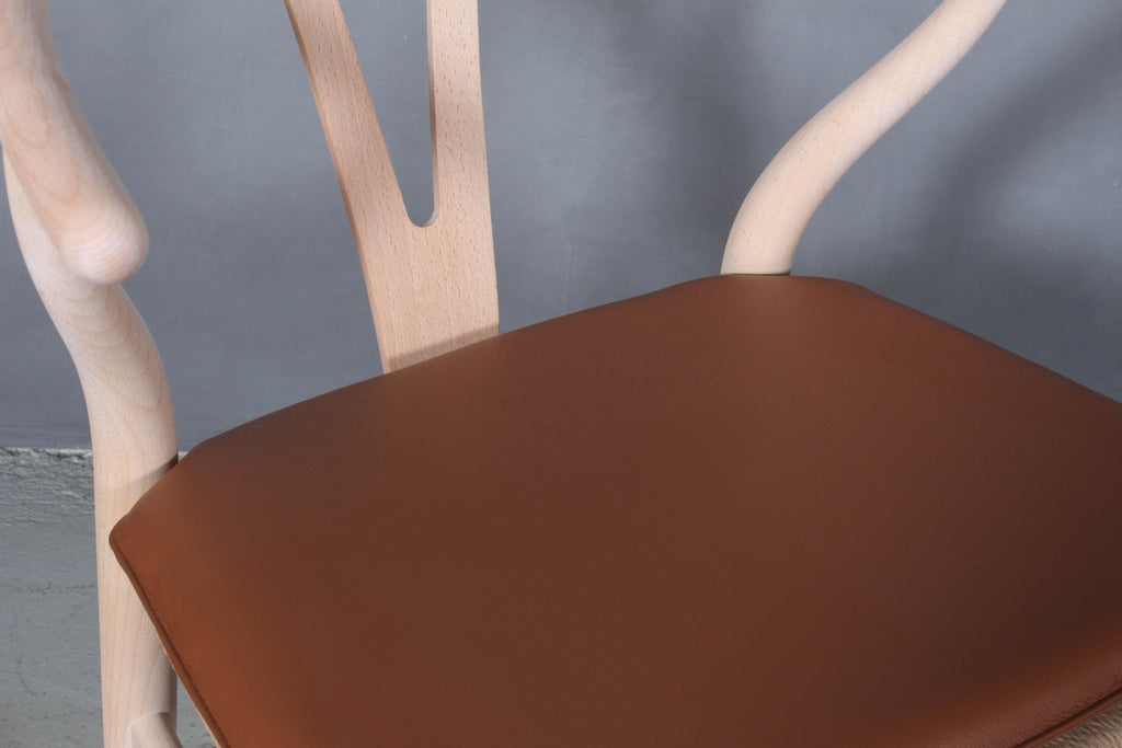 https://a.1stdibscdn.com/hans-j-wegner-cushion-for-wishbone-chair-ch24-for-sale-picture-4/f_42391/f_243288721624870425449/IMG_4891_master.jpg
