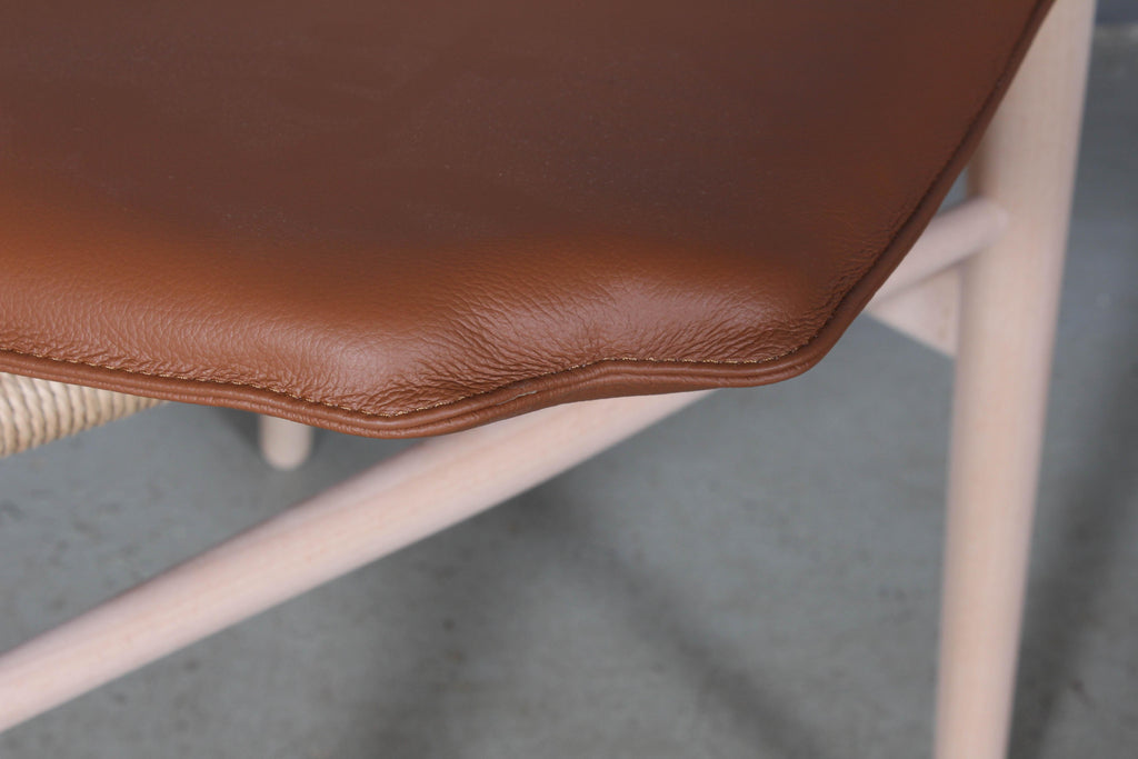https://a.1stdibscdn.com/hans-j-wegner-cushion-for-wishbone-chair-ch24-for-sale-picture-6/f_42391/f_243288721624870431196/IMG_4894_master.jpg
