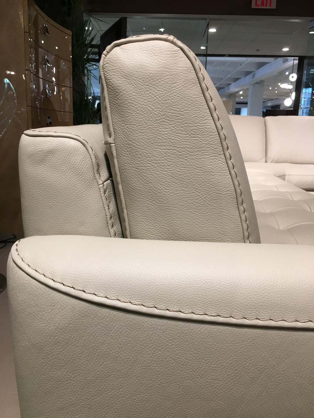 https://a.1stdibscdn.com/lifetime-leather-sectional-ivory-color-tufting-with-tone-on-tone-stitchings-for-sale-picture-4/f_45442/1559596037060/IMG_5005_master.jpg