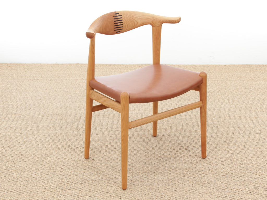 https://a.1stdibscdn.com/mid-century-modern-scandinavian-chair-model-cow-horn-pp-505-by-hans-wegner-new-for-sale-picture-2/f_17192/1555518031954/IMG_5031_master.JPG