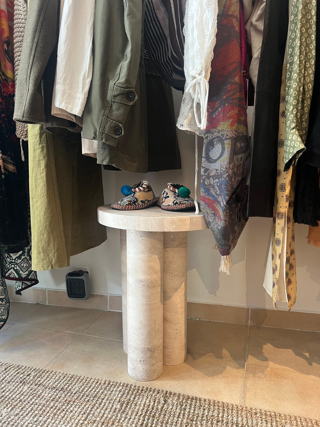 https://a.1stdibscdn.com/round-travertine-side-table-in-the-style-of-1970-mario-bellini-for-sale-picture-4/f_80522/f_436554921739746063021/IMG_5065_2_master.jpg