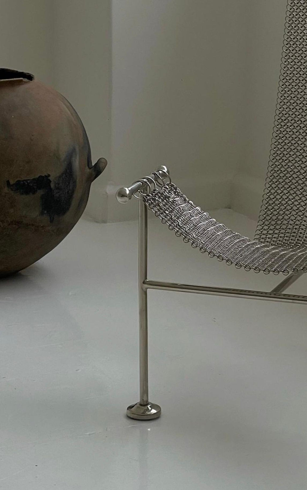 https://a.1stdibscdn.com/chainmail-sculptural-chair-nickel-plated-steel-finish-hand-linked-mesh-for-sale-picture-5/f_69682/f_361508621694645064655/IMG_5209_master.jpg