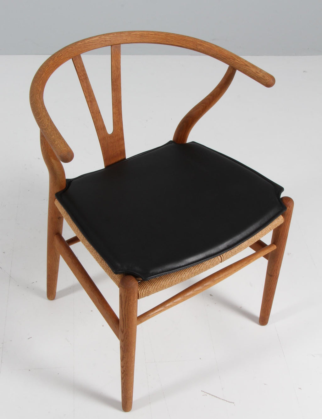 https://a.1stdibscdn.com/hans-j-wegner-cushion-for-wishbone-chair-ch24-for-sale-picture-2/f_42391/f_360656621694155639073/IMG_5213_master.jpg