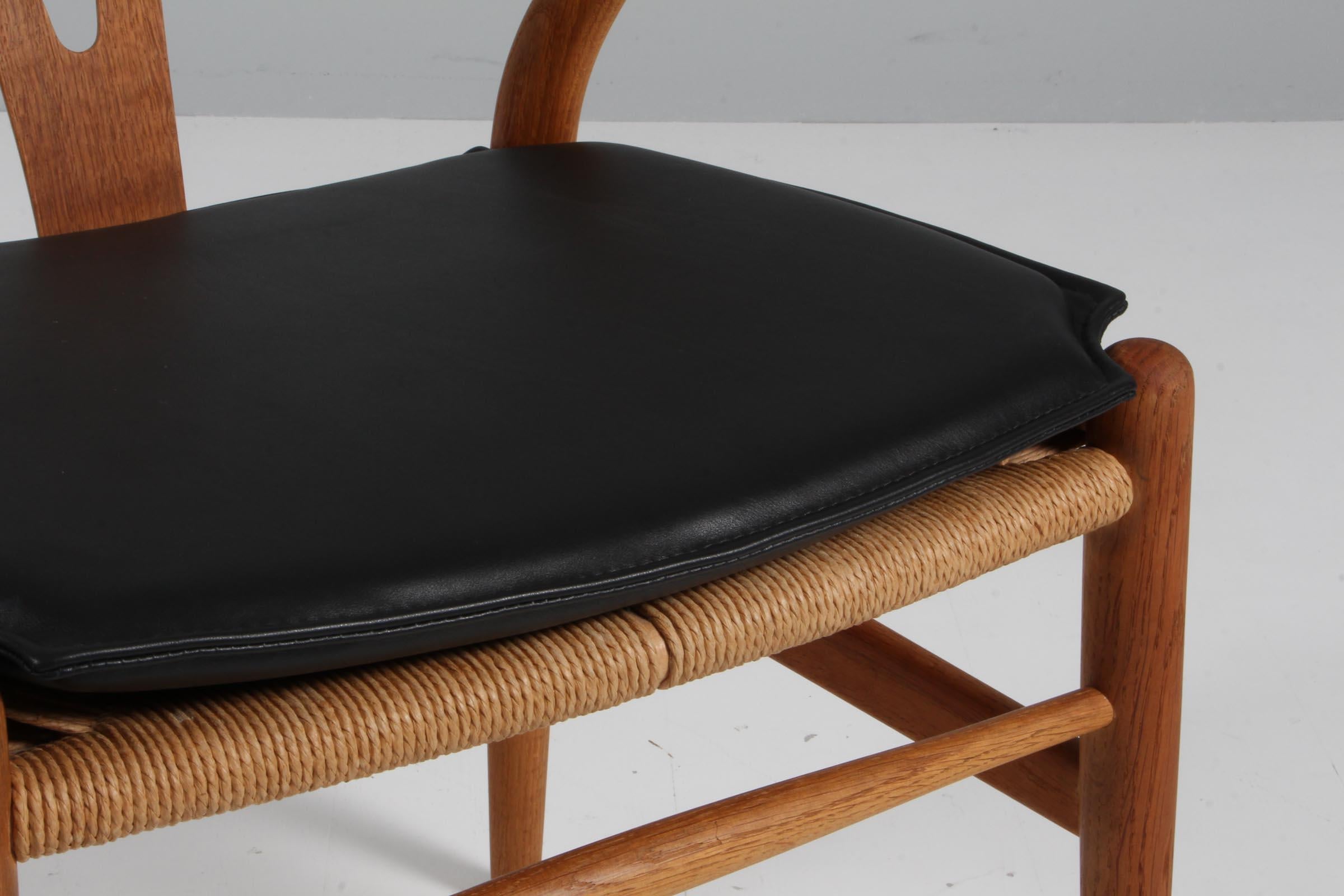 https://a.1stdibscdn.com/hans-j-wegner-cushion-for-wishbone-chair-ch24-for-sale-picture-4/f_42391/f_360656621694155638982/IMG_5215_master.jpg