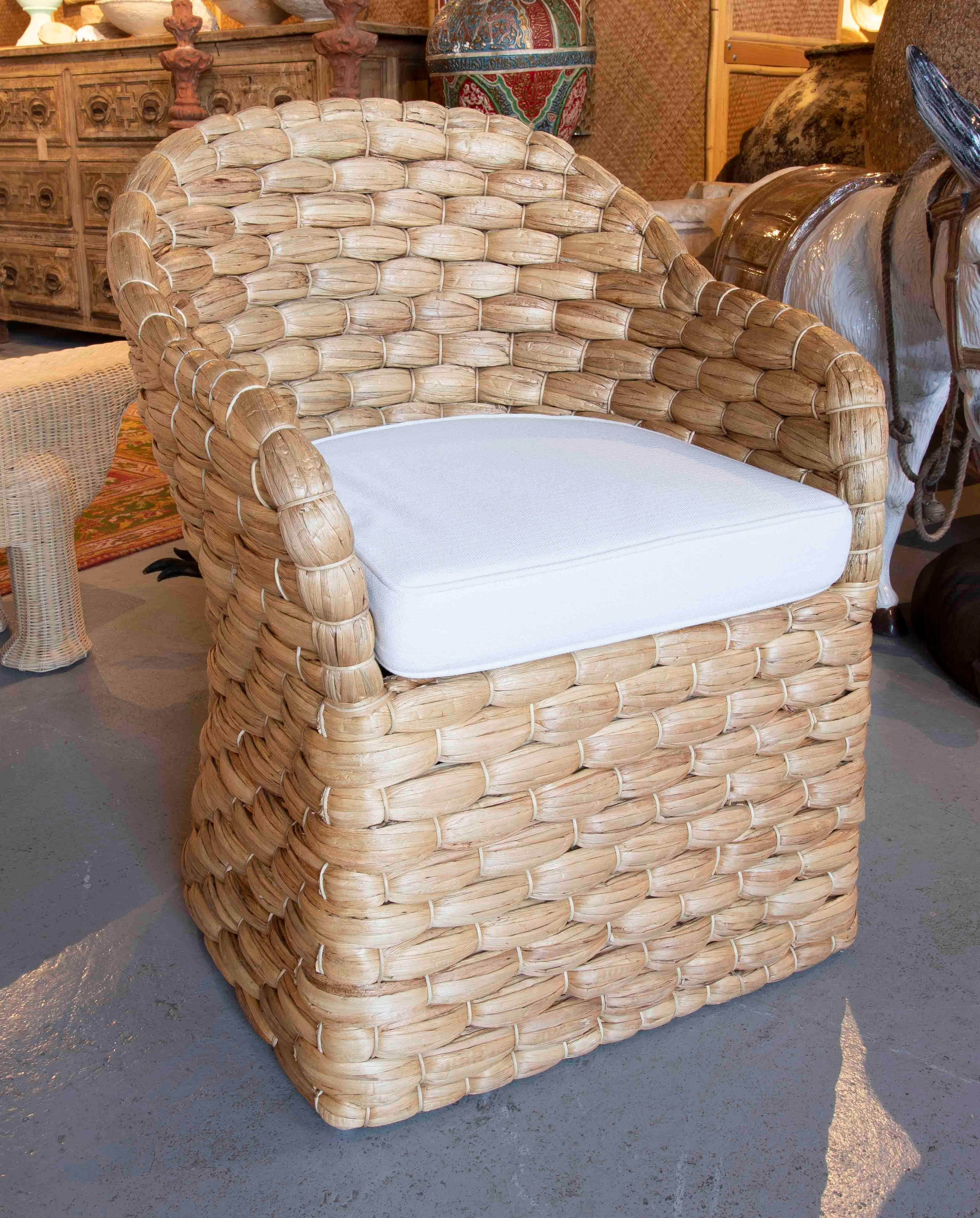 https://a.1stdibscdn.com/pair-of-rattan-armchairs-with-backrest-and-cushions-in-white-for-sale-picture-2/f_30443/f_356632621691763960982/IMG_5317_master.jpg