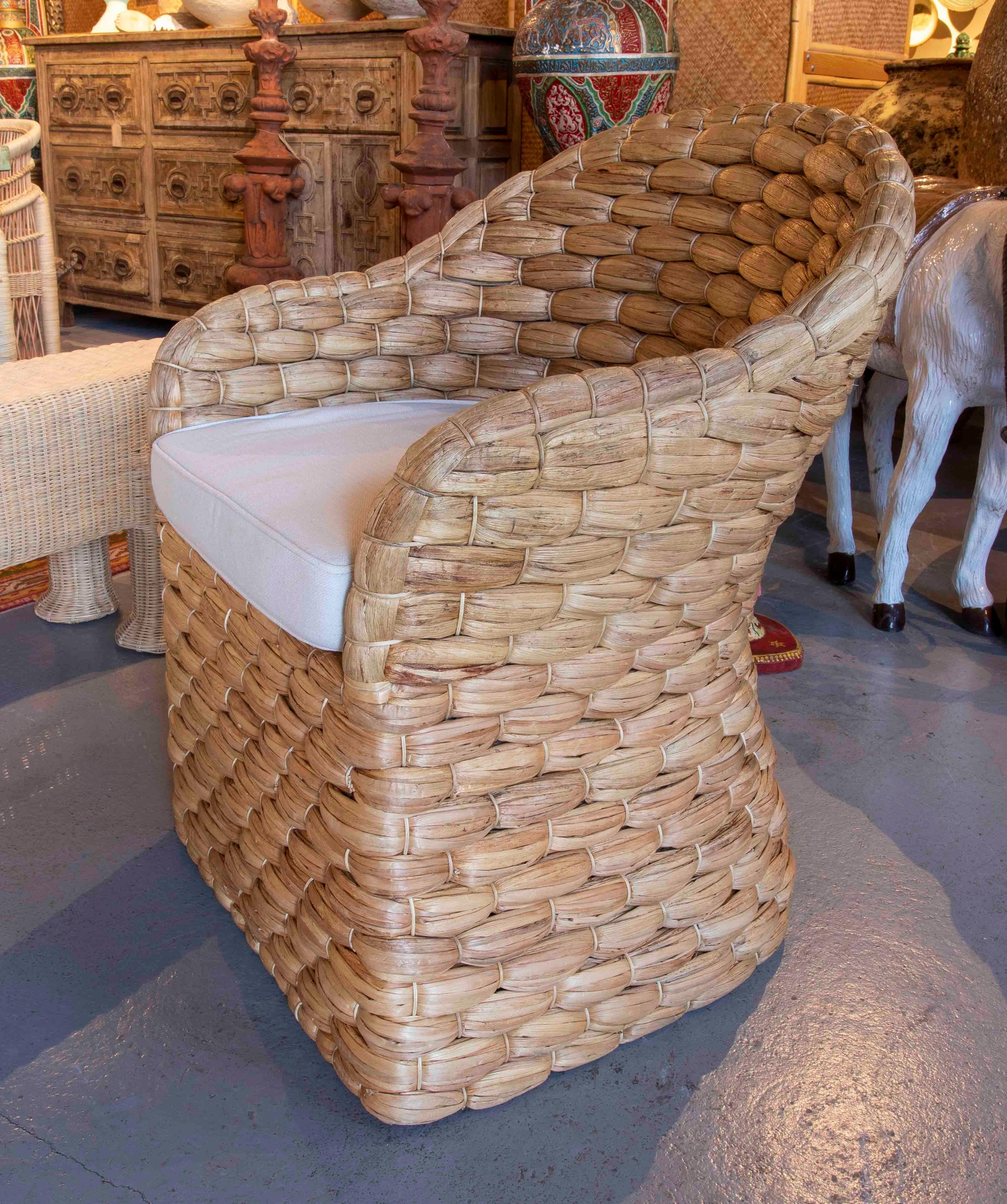 https://a.1stdibscdn.com/pair-of-rattan-armchairs-with-backrest-and-cushions-in-white-for-sale-picture-3/f_30443/f_356632621691763961227/IMG_5320_master.jpg