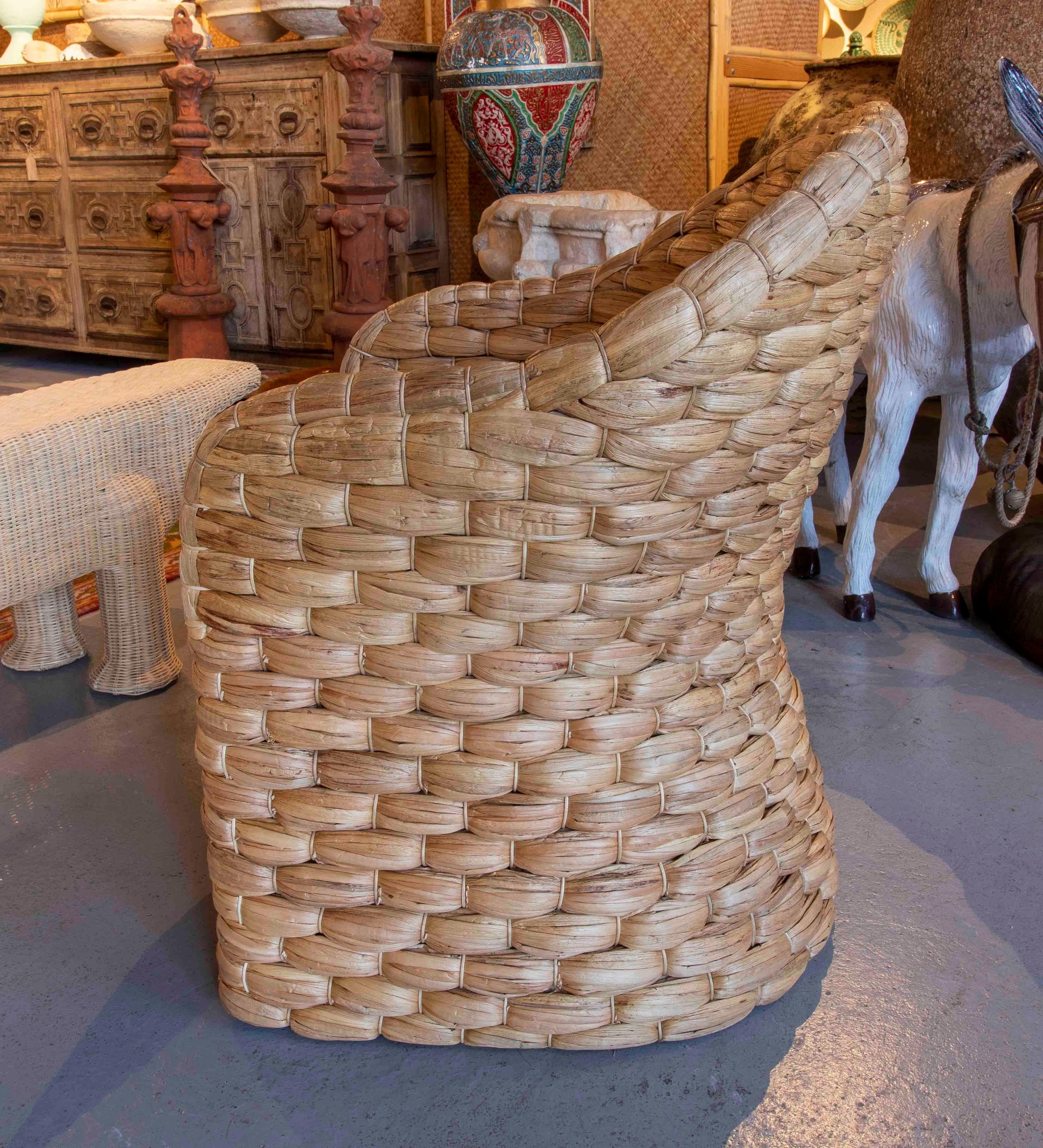 https://a.1stdibscdn.com/pair-of-rattan-armchairs-with-backrest-and-cushions-in-white-for-sale-picture-4/f_30443/f_356632621691763961291/IMG_5321_master.jpg