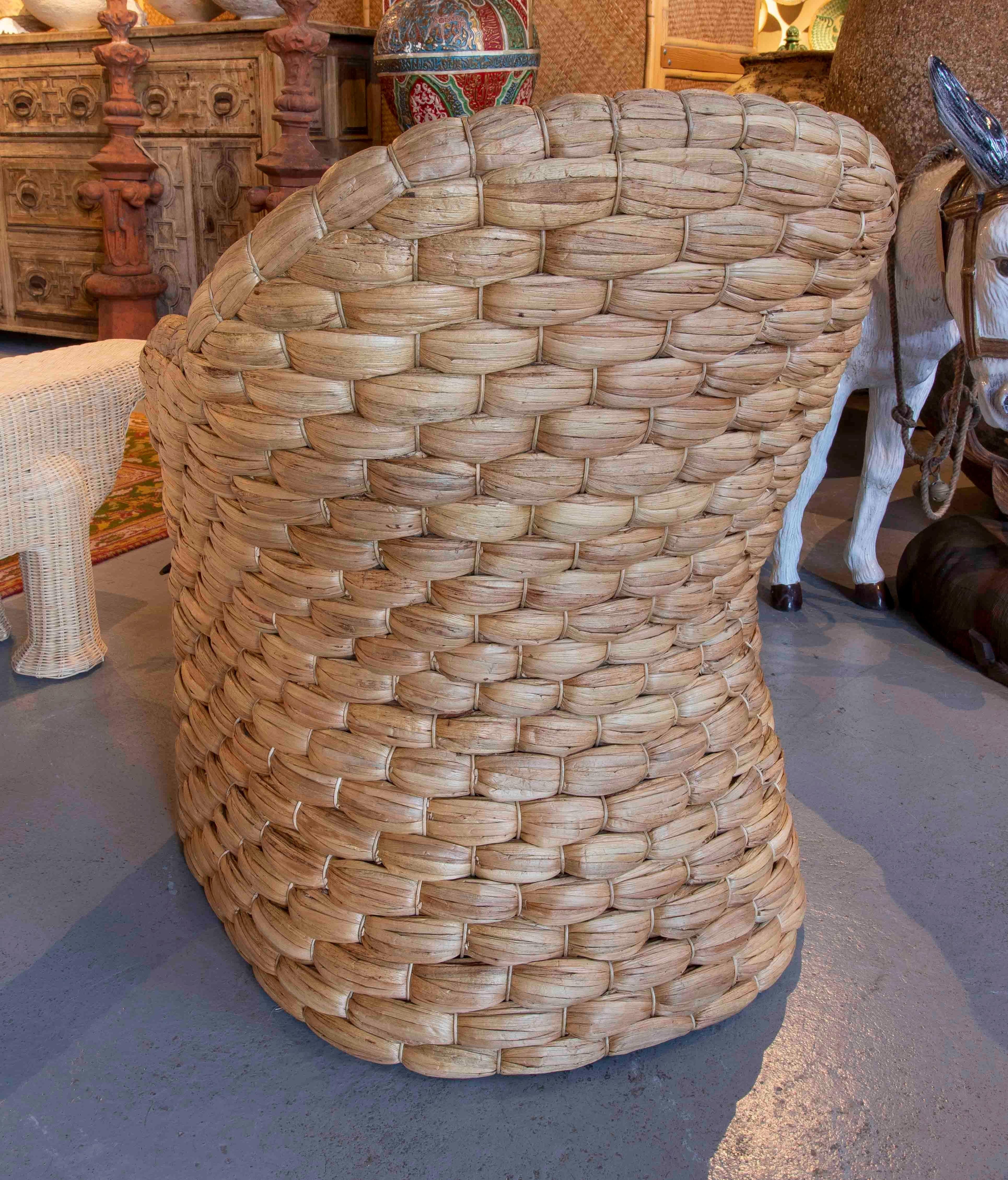 https://a.1stdibscdn.com/pair-of-rattan-armchairs-with-backrest-and-cushions-in-white-for-sale-picture-5/f_30443/f_356632621691763961149/IMG_5322_master.jpg