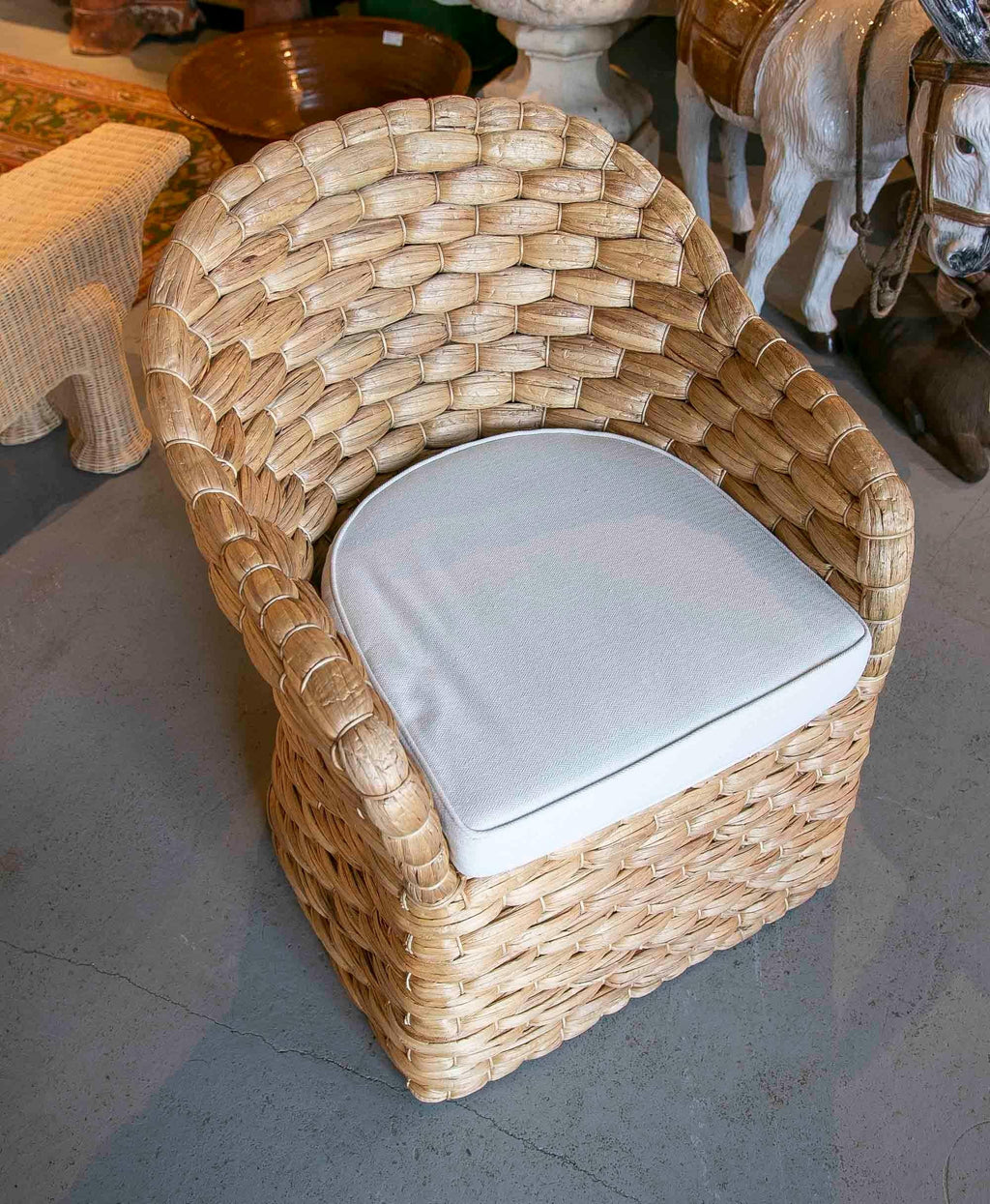 https://a.1stdibscdn.com/pair-of-rattan-armchairs-with-backrest-and-cushions-in-white-for-sale-picture-7/f_30443/f_356632621691763960862/IMG_5324_master.jpg