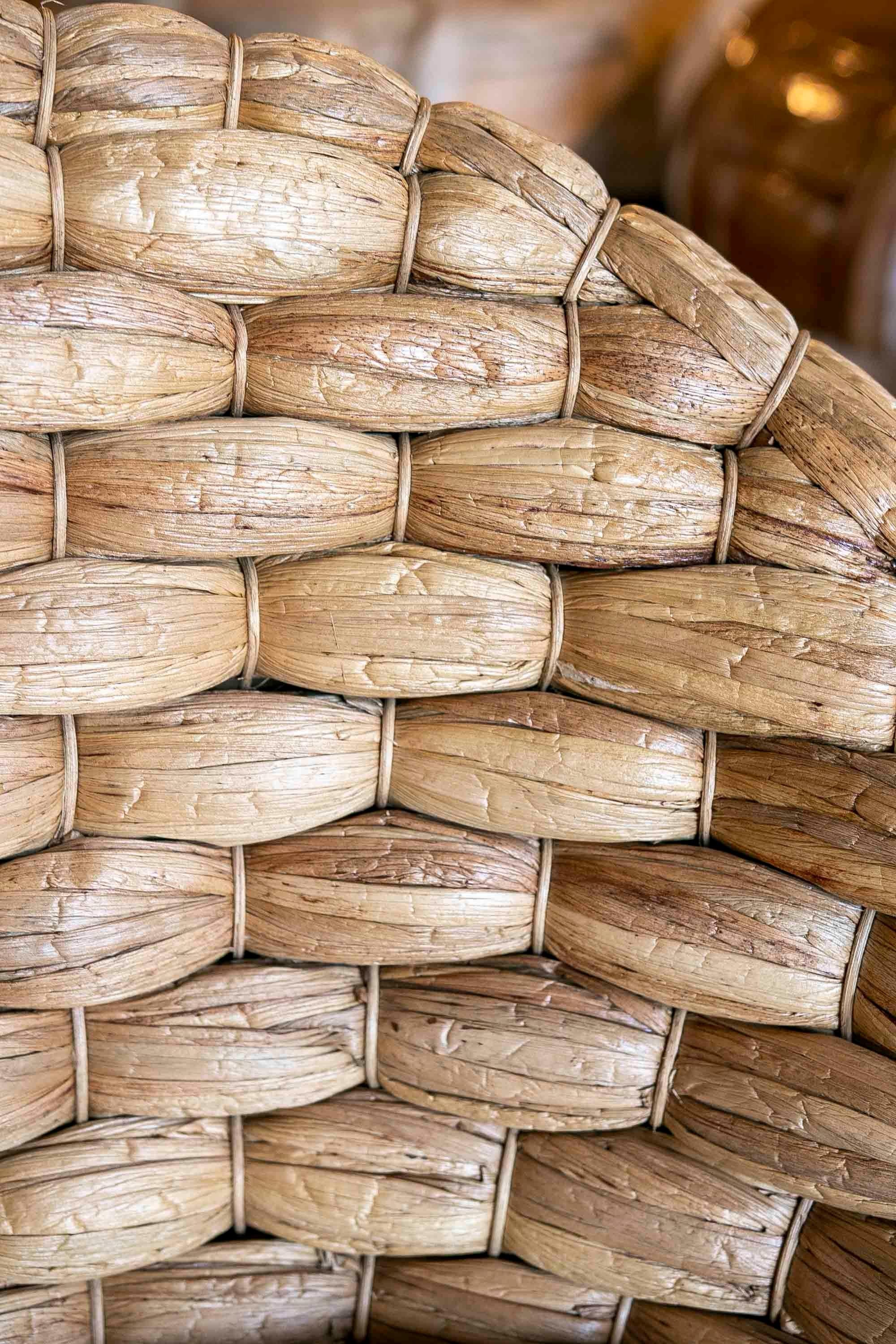 https://a.1stdibscdn.com/pair-of-rattan-armchairs-with-backrest-and-cushions-in-white-for-sale-picture-8/f_30443/f_356632621691763961108/IMG_5325_master.jpg
