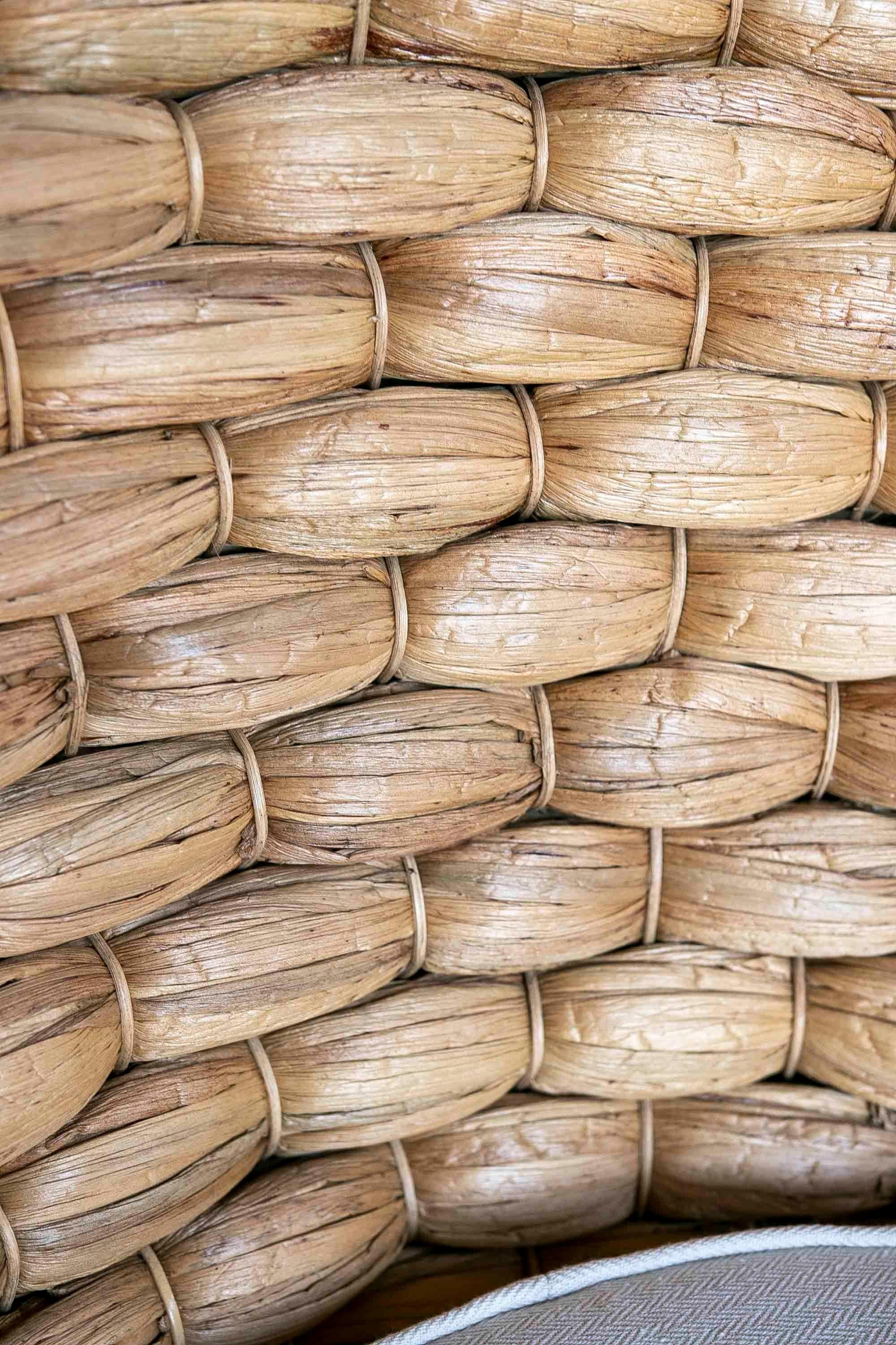 https://a.1stdibscdn.com/pair-of-rattan-armchairs-with-backrest-and-cushions-in-white-for-sale-picture-9/f_30443/f_356632621691763962681/IMG_5326_master.jpg