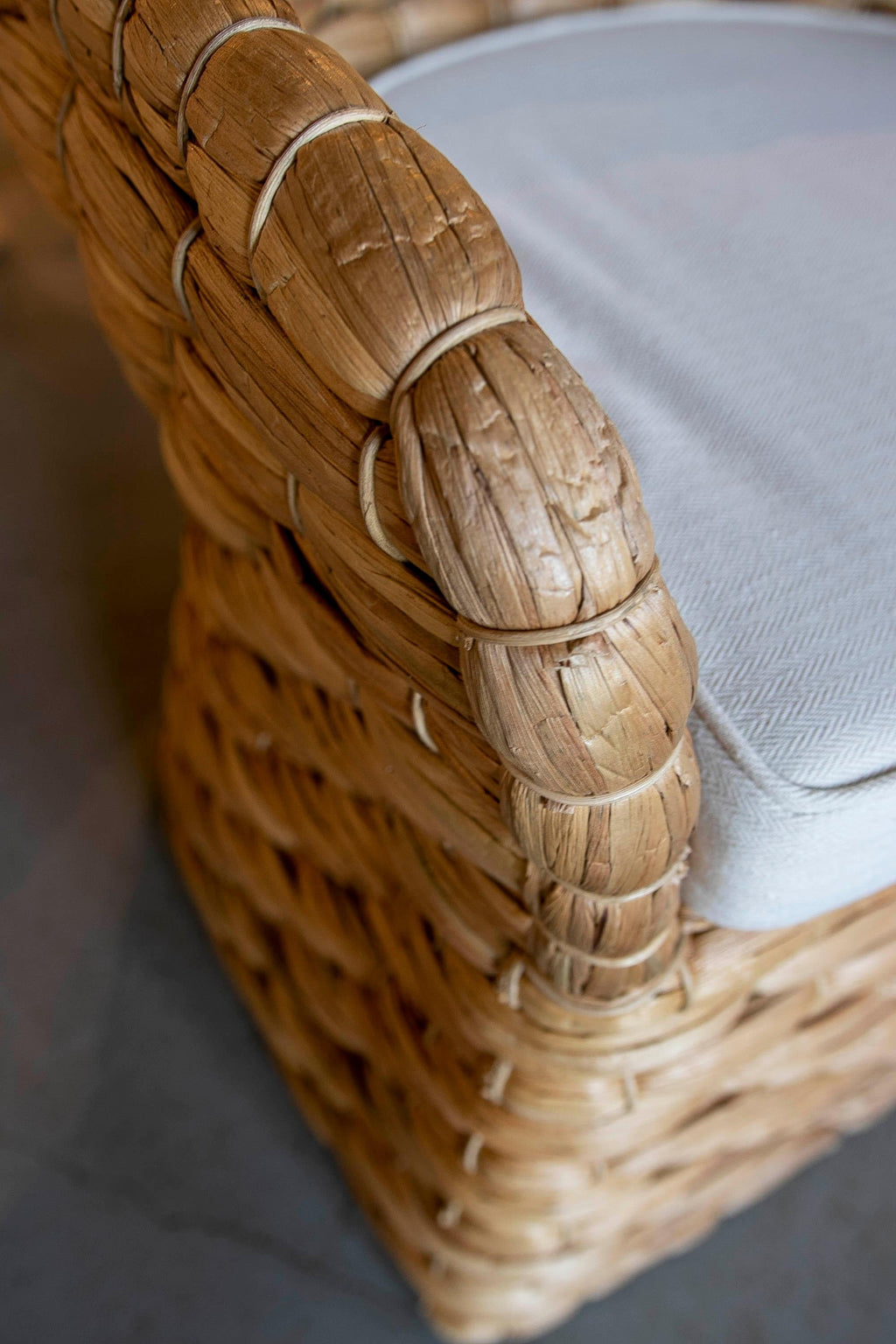 https://a.1stdibscdn.com/pair-of-rattan-armchairs-with-backrest-and-cushions-in-white-for-sale-picture-13/f_30443/f_356632621691763962681/IMG_5330_master.jpg
