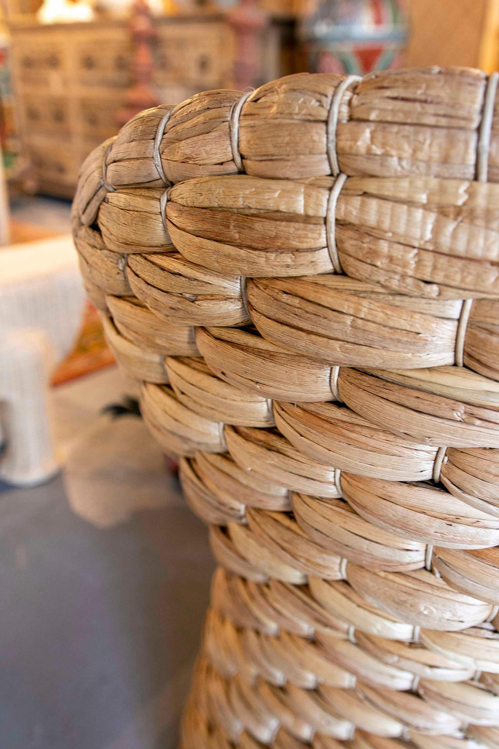 https://a.1stdibscdn.com/pair-of-rattan-armchairs-with-backrest-and-cushions-in-white-for-sale-picture-14/f_30443/f_356632621691763962495/IMG_5331_master.jpg