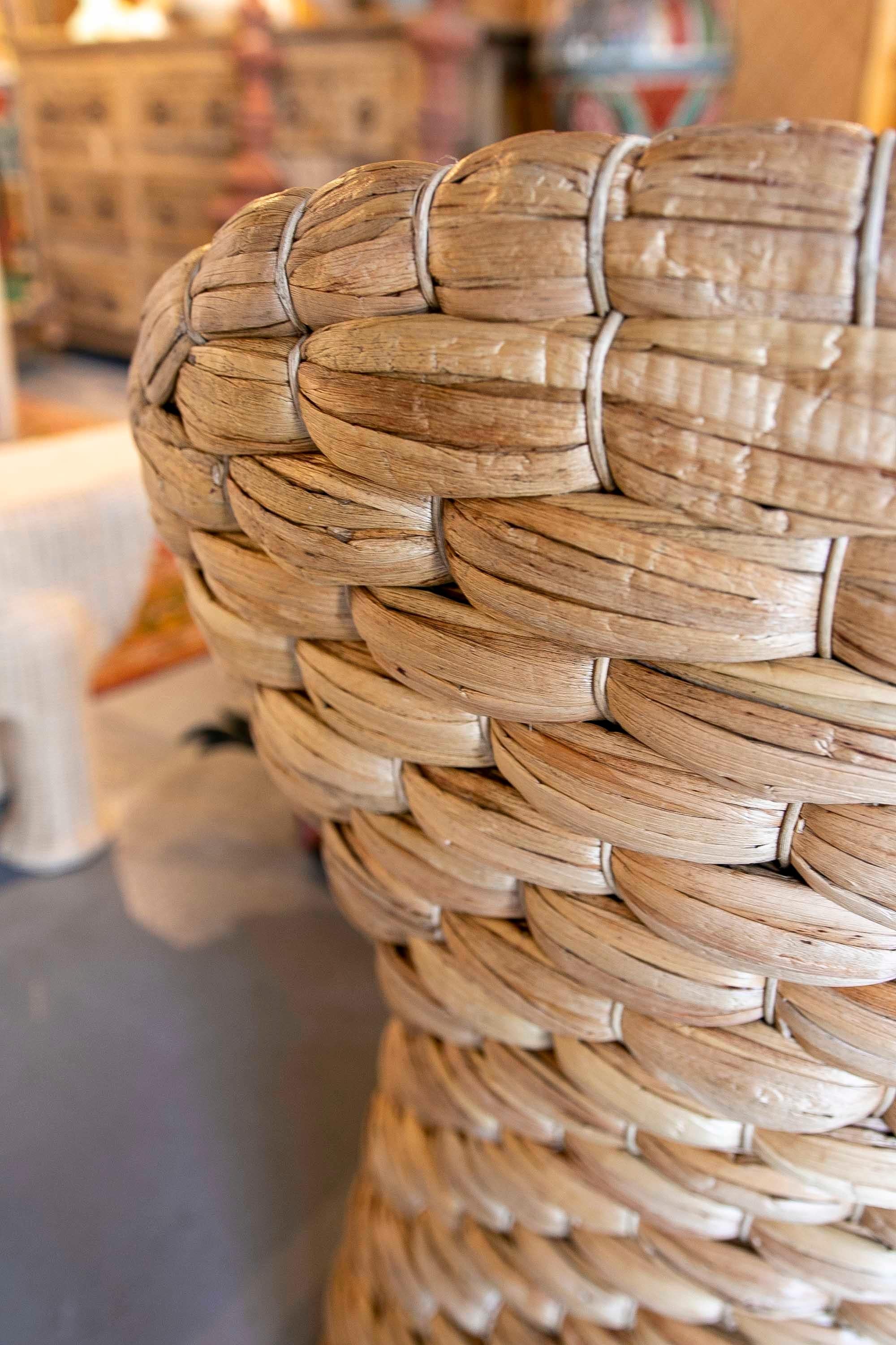 https://a.1stdibscdn.com/pair-of-rattan-armchairs-with-backrest-and-cushions-in-white-for-sale-picture-14/f_30443/f_356632621691763962495/IMG_5331_master.jpg