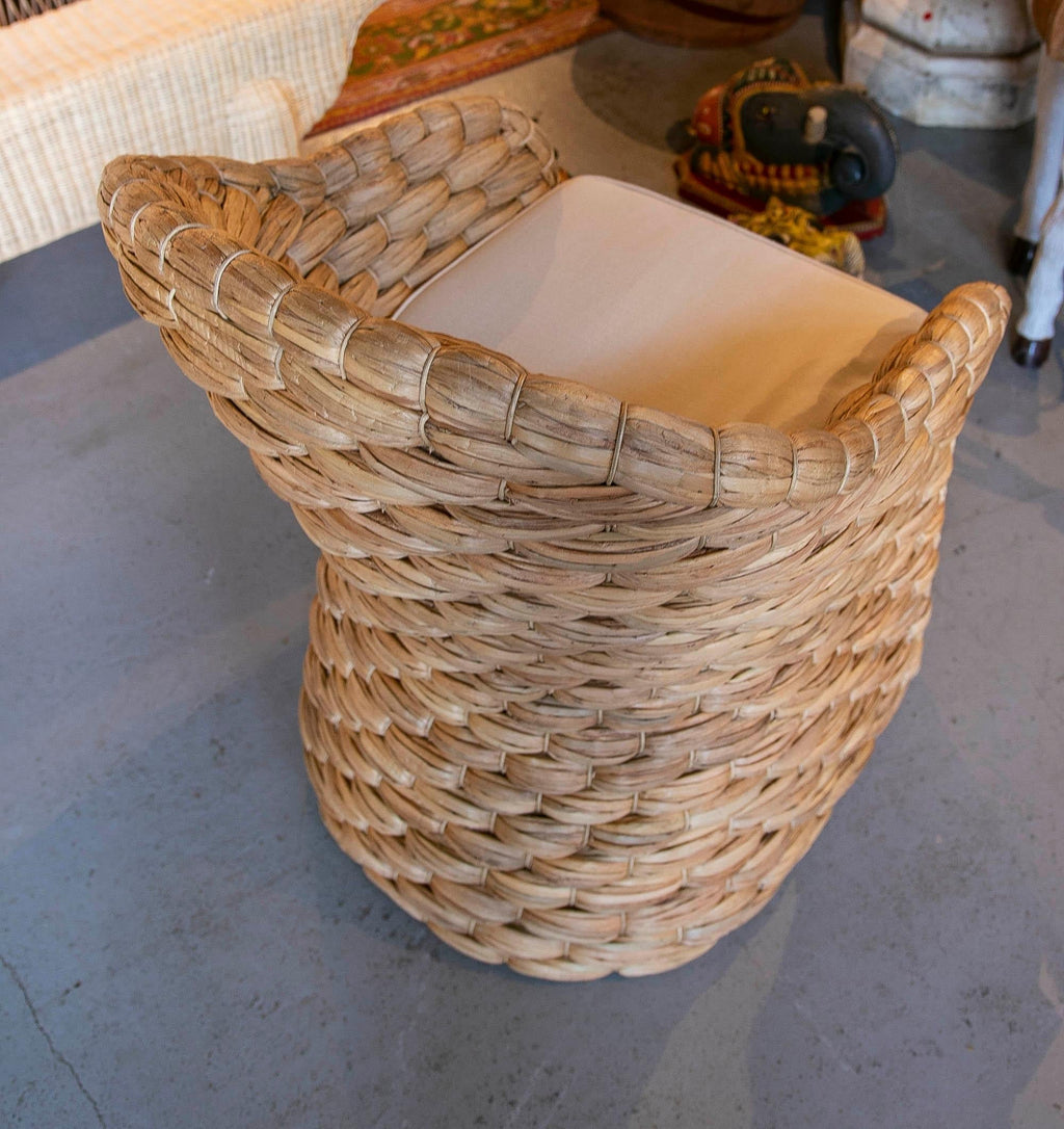 https://a.1stdibscdn.com/pair-of-rattan-armchairs-with-backrest-and-cushions-in-white-for-sale-picture-16/f_30443/f_356632621691763963969/IMG_5333_master.jpg