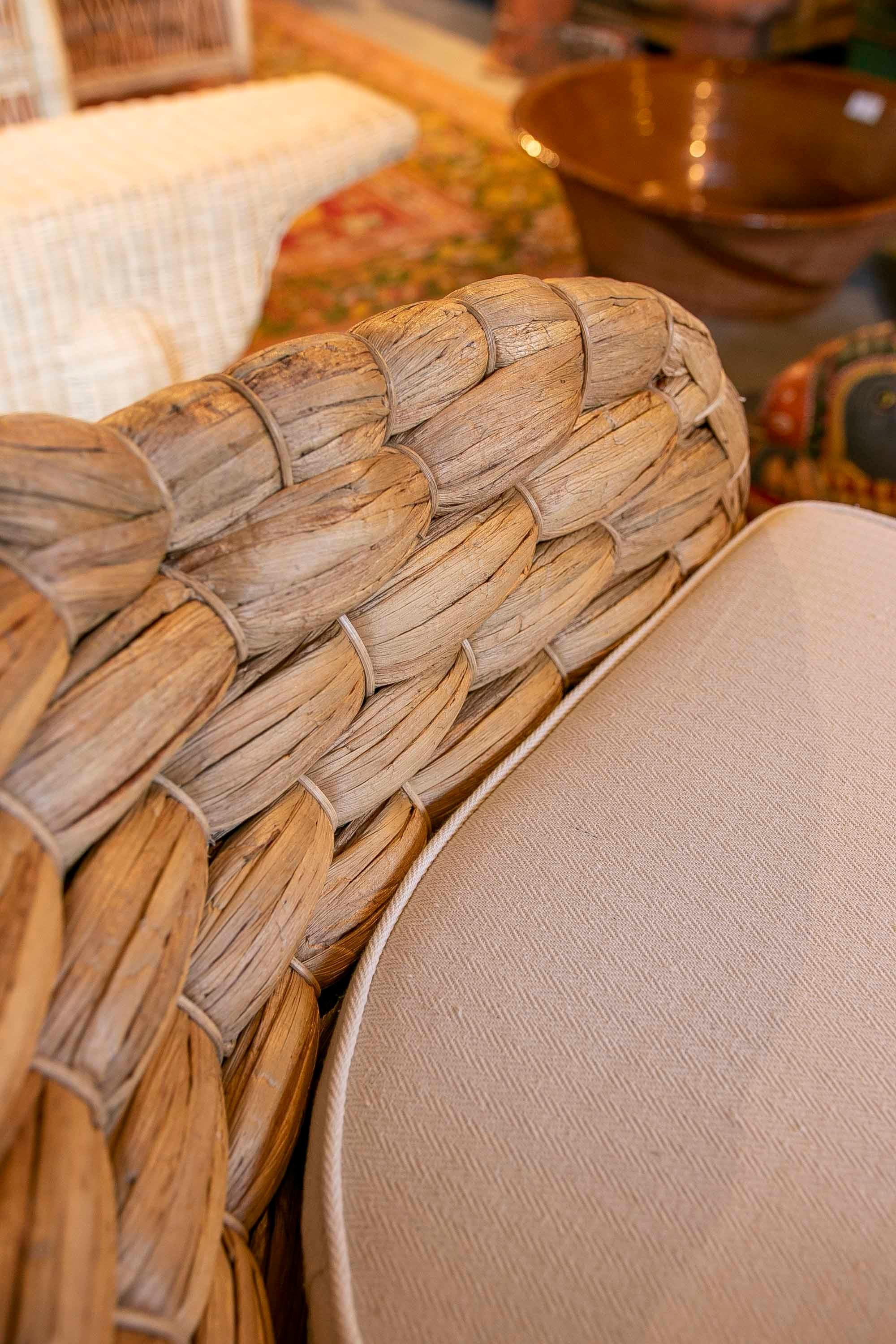 https://a.1stdibscdn.com/pair-of-rattan-armchairs-with-backrest-and-cushions-in-white-for-sale-picture-17/f_30443/f_356632621691763963914/IMG_5334_master.jpg
