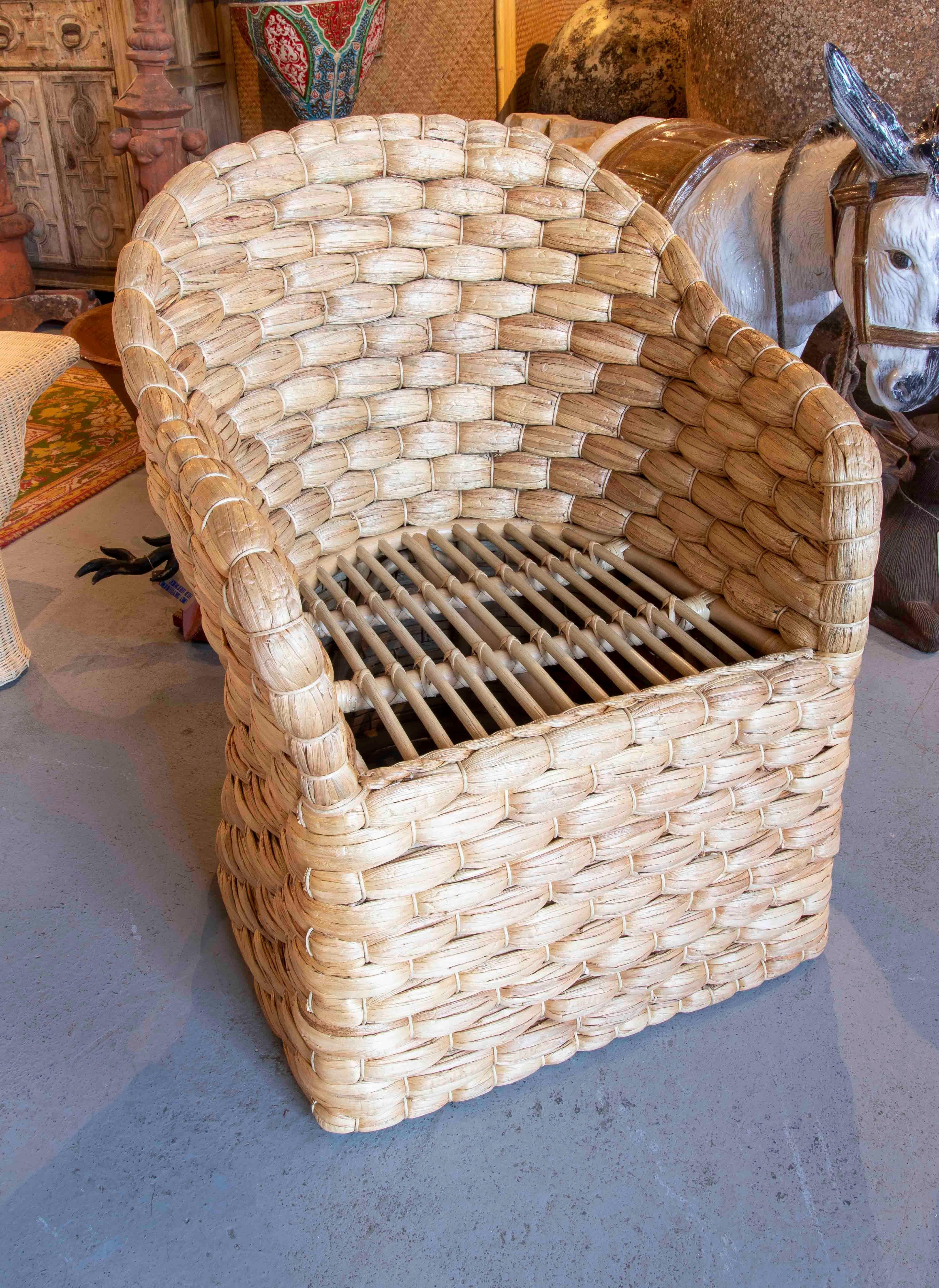 https://a.1stdibscdn.com/pair-of-rattan-armchairs-with-backrest-and-cushions-in-white-for-sale-picture-18/f_30443/f_356632621691763964364/IMG_5335_master.jpg