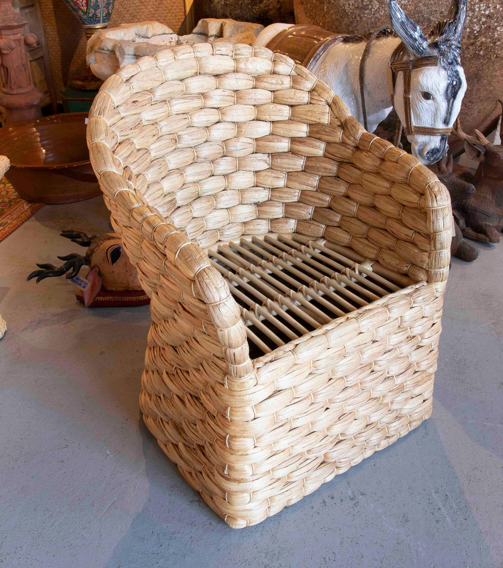 https://a.1stdibscdn.com/pair-of-rattan-armchairs-with-backrest-and-cushions-in-white-for-sale-picture-19/f_30443/f_356632621691763964176/IMG_5336_master.jpg