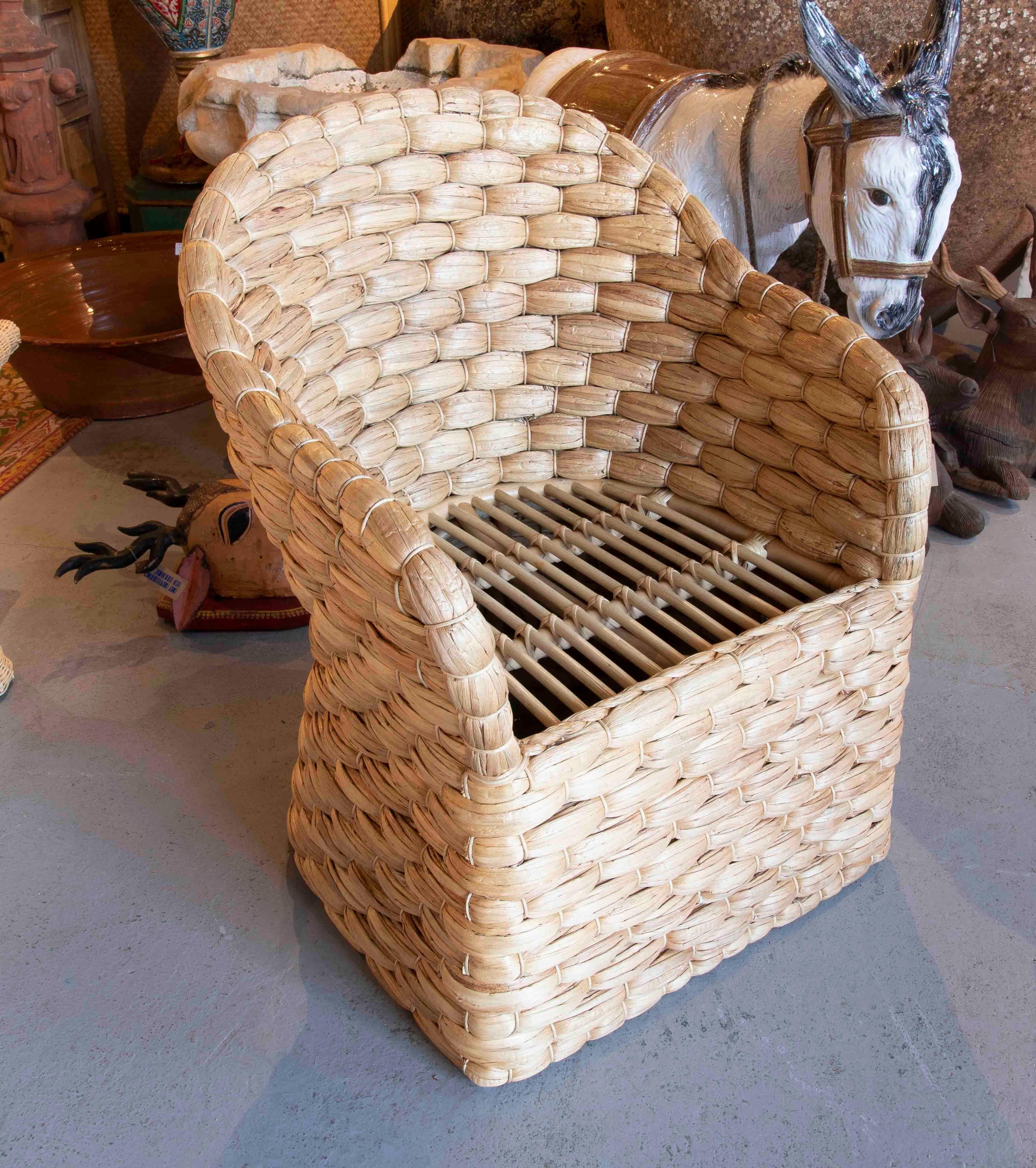 https://a.1stdibscdn.com/pair-of-rattan-armchairs-with-backrest-and-cushions-in-white-for-sale-picture-19/f_30443/f_356632621691763964176/IMG_5336_master.jpg