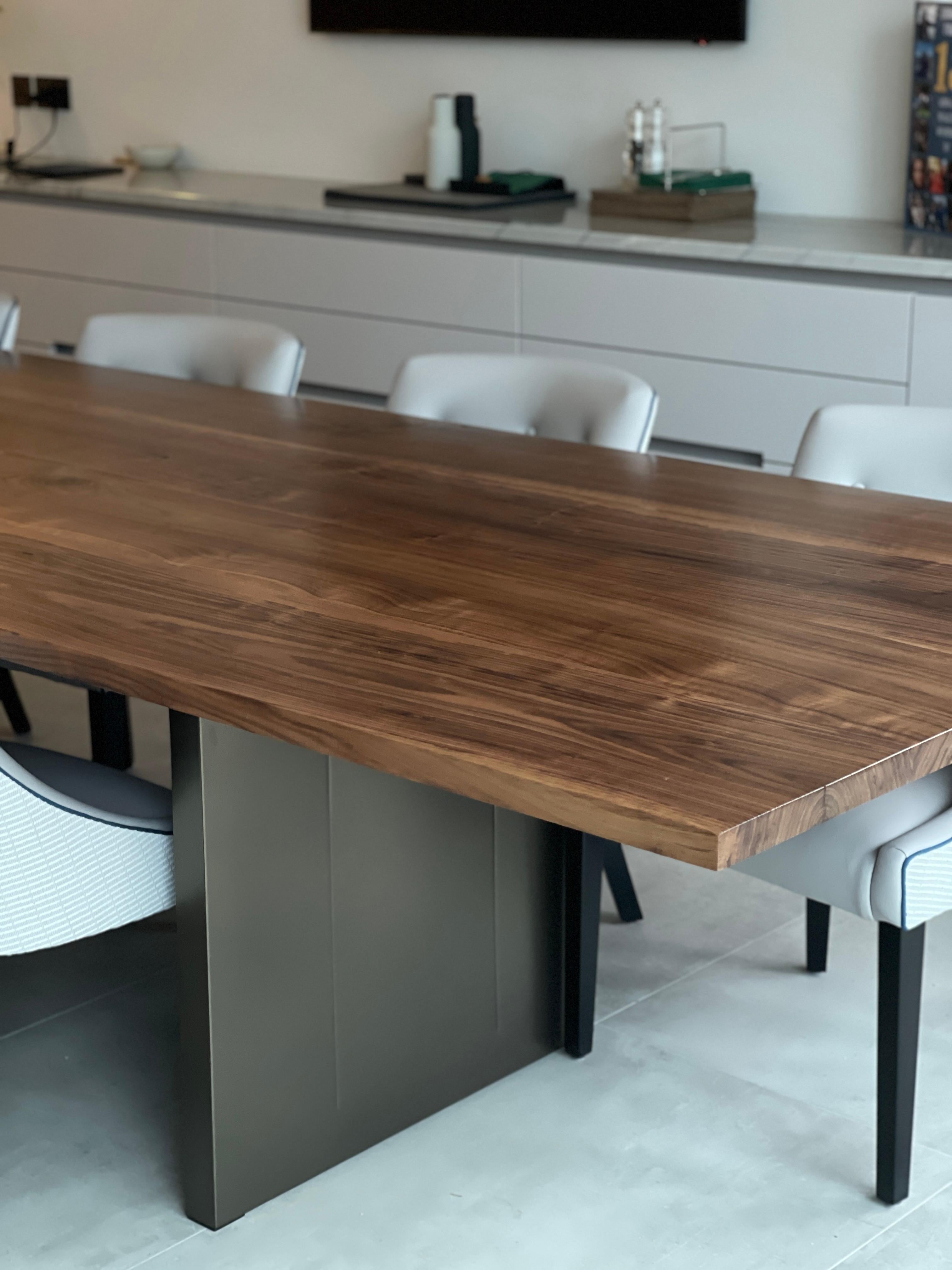 https://a.1stdibscdn.com/american-walnut-dining-table-for-sale-picture-2/f_85912/f_369525821699215369956/IMG_5446_master.jpeg
