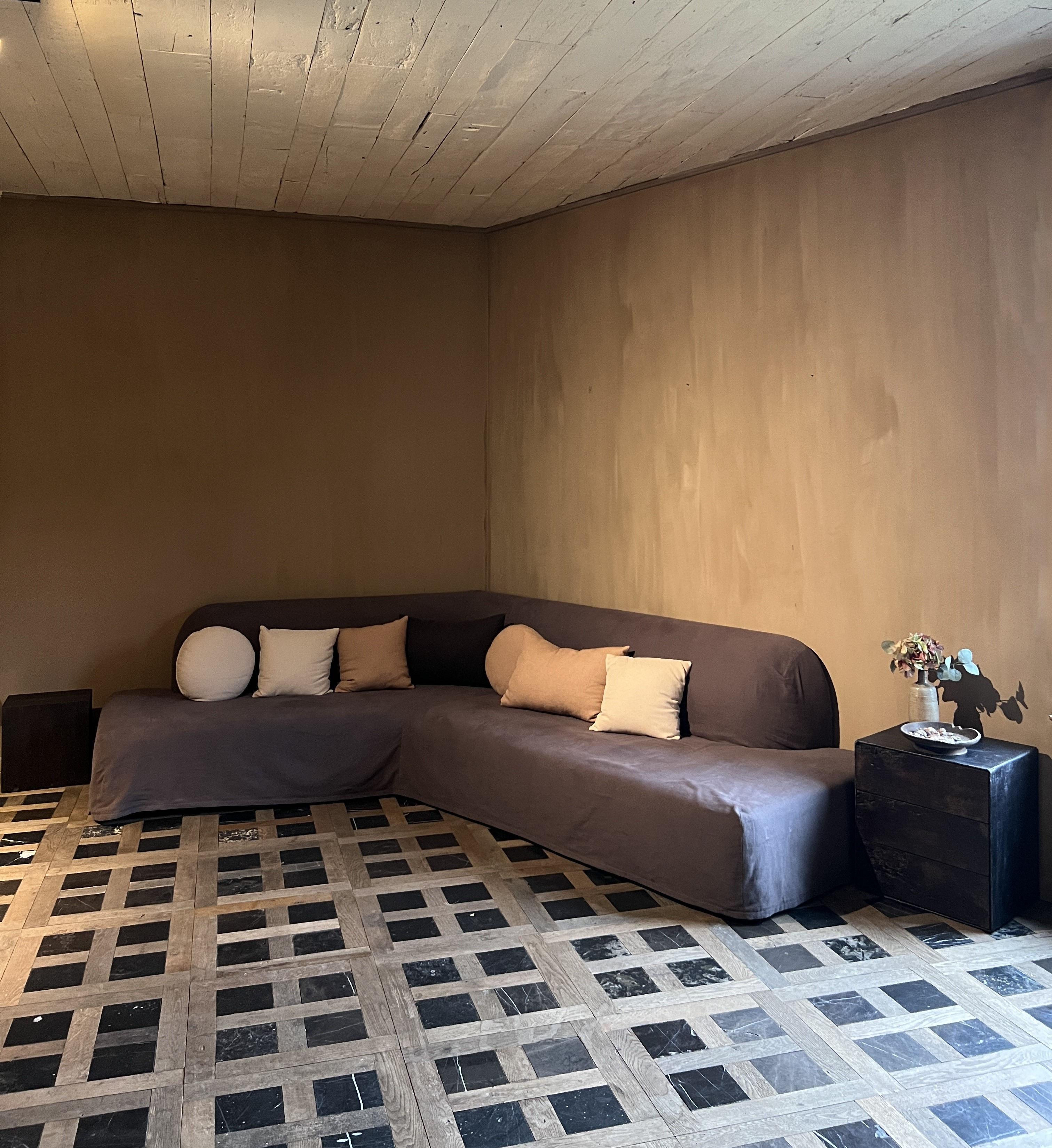 https://a.1stdibscdn.com/slipcover-sofa-tristan-custom-made-for-sale-picture-11/f_20233/f_370502021699733933924/IMG_5459_master.JPG