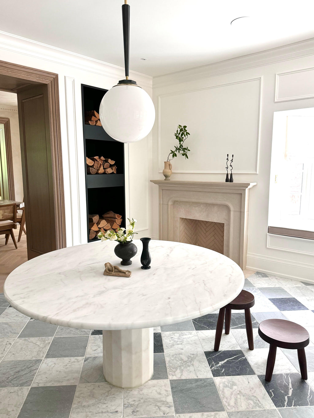 https://a.1stdibscdn.com/white-marble-round-dining-table-with-hexagon-base-for-sale-picture-4/f_80522/f_388914521723153618039/IMG_5628_master.jpeg