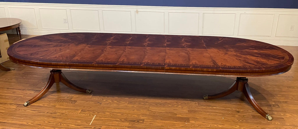 https://a.1stdibscdn.com/oval-mahogany-dining-table-by-leighton-hall-showroom-sample-for-sale-picture-3/f_44162/f_437712421740360369491/IMG_5648_master.jpeg