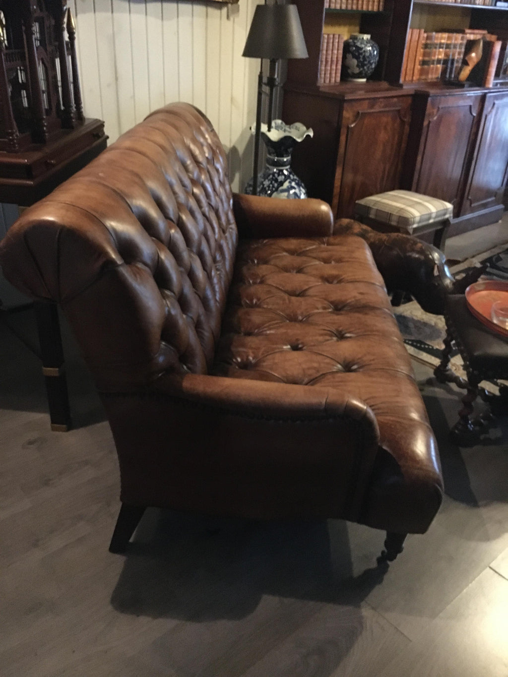 https://a.1stdibscdn.com/one-pair-of-two-seat-chesterfield-sofas-great-scale-for-comfort-great-patina-for-sale-picture-12/f_8199/f_217254521607460989383/IMG_5664_1__master.jpg