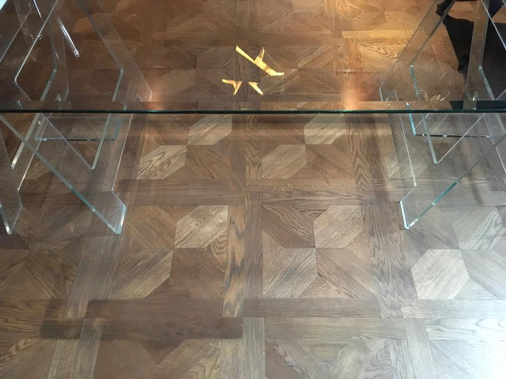 https://a.1stdibscdn.com/21st-century-italian-modern-design-crystal-desk-or-dining-table-with-easels-for-sale-picture-15/f_36621/f_274281221645119216078/IMG_5835_master.JPG