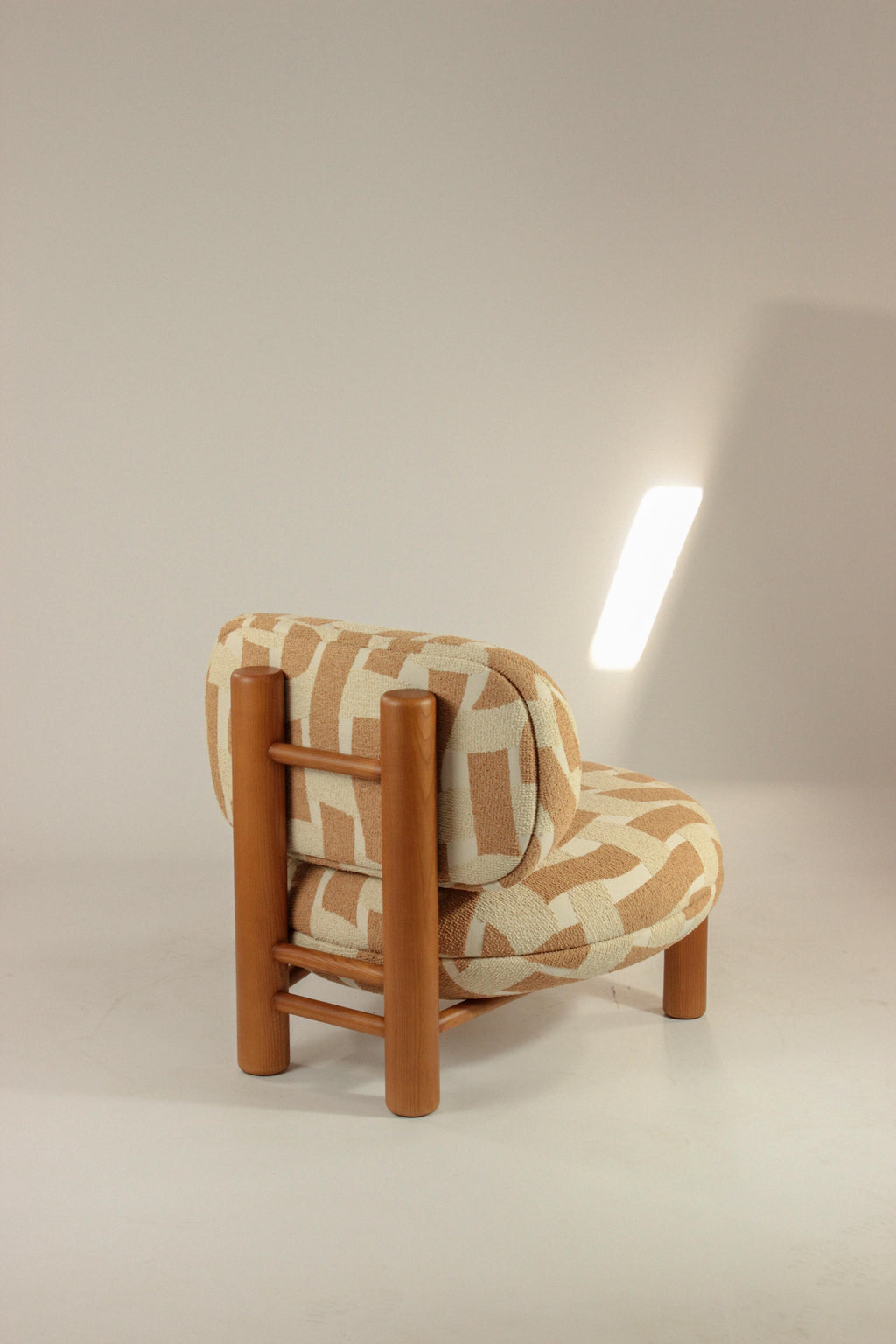 https://a.1stdibscdn.com/dooq-aimi-armchair-in-orange-and-beige-fabrics-for-sale-picture-4/f_54242/f_464195321756216778485/IMG_6020_master.jpg