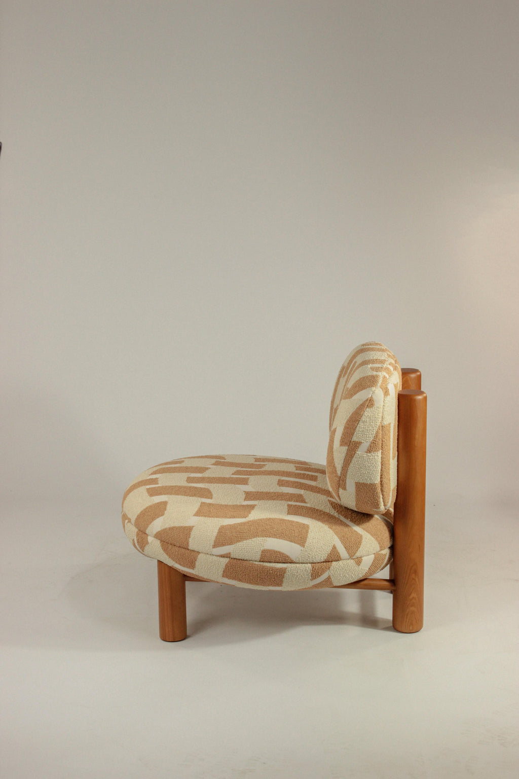 https://a.1stdibscdn.com/dooq-aimi-armchair-in-orange-and-beige-fabrics-for-sale-picture-6/f_54242/f_464195321756216778581/IMG_6025_master.jpg