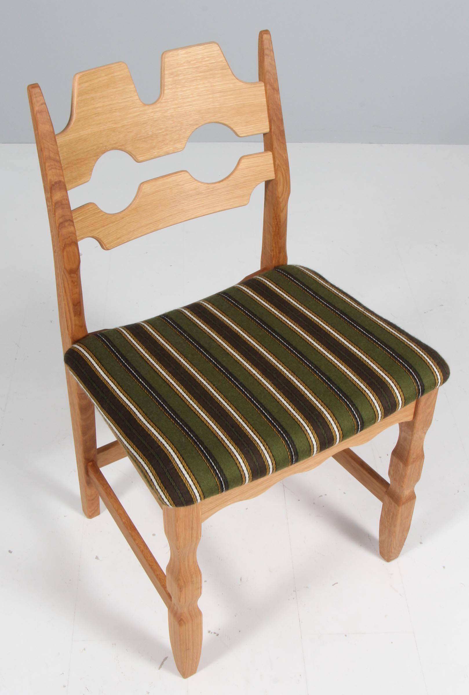 https://a.1stdibscdn.com/dining-chairs-by-henning-kjaernulf-model-razoblade-denmark-oak-for-sale-picture-2/f_42391/f_369029621698937102482/IMG_6079_master.jpg