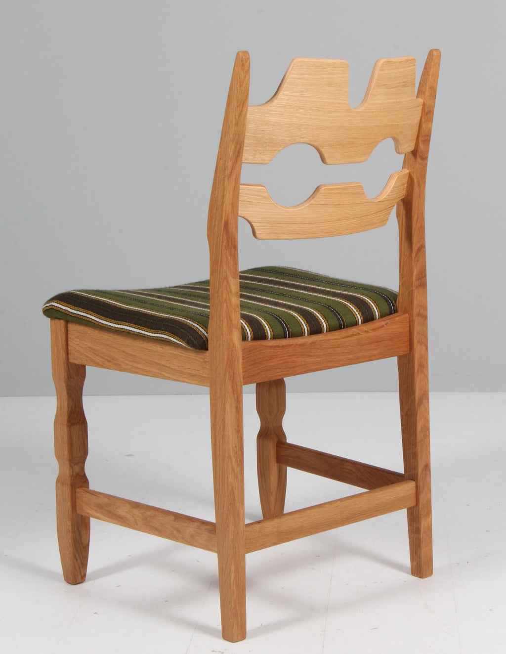 https://a.1stdibscdn.com/dining-chairs-by-henning-kjaernulf-model-razoblade-denmark-oak-for-sale-picture-6/f_42391/f_369029621698937102502/IMG_6083_master.jpg
