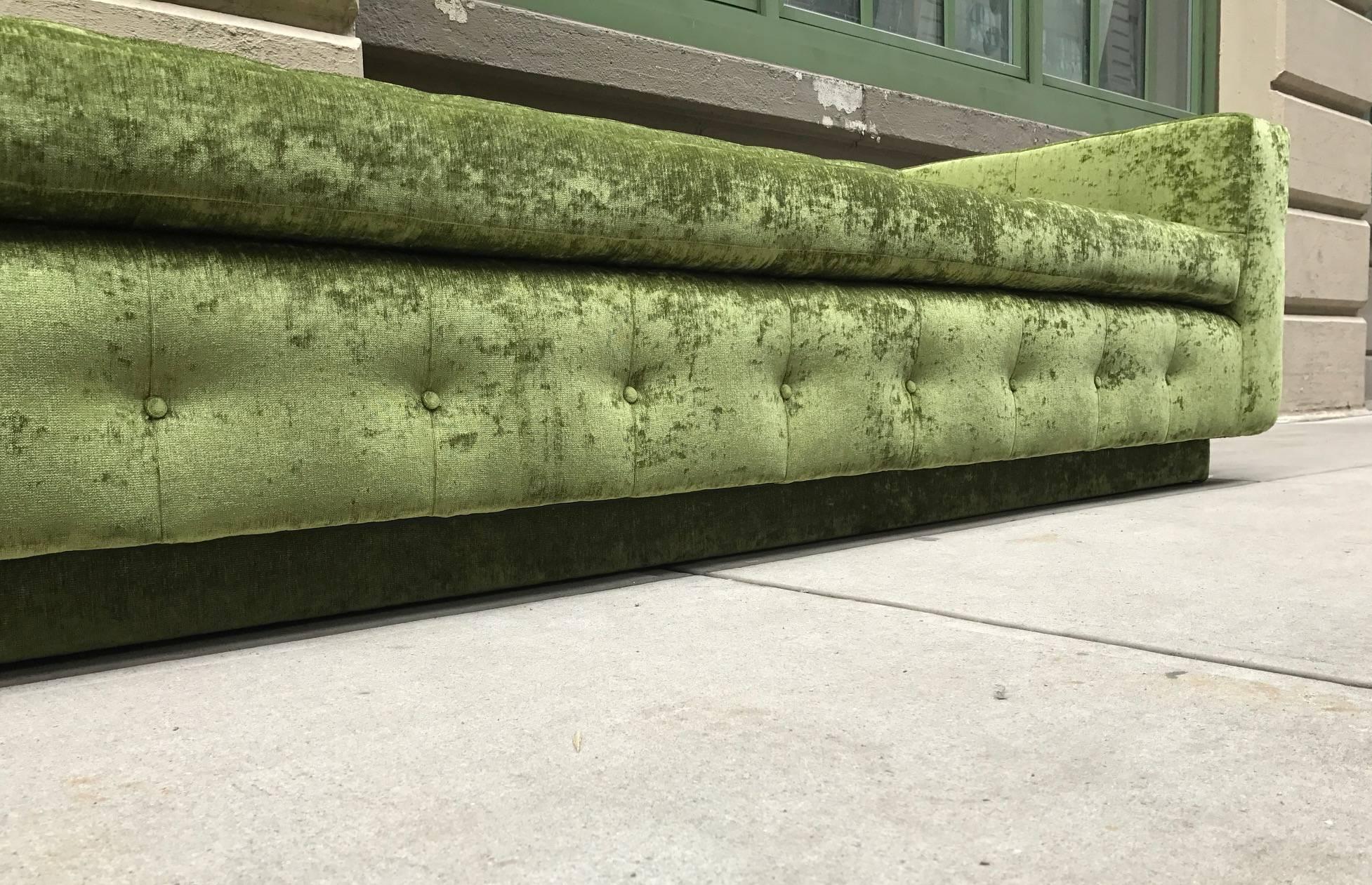 https://a.1stdibscdn.com/custom-tufted-green-velvet-sofa-custom-design-for-sale-picture-5/f_9137/f_181863411583289581425/IMG_6144_master.jpg