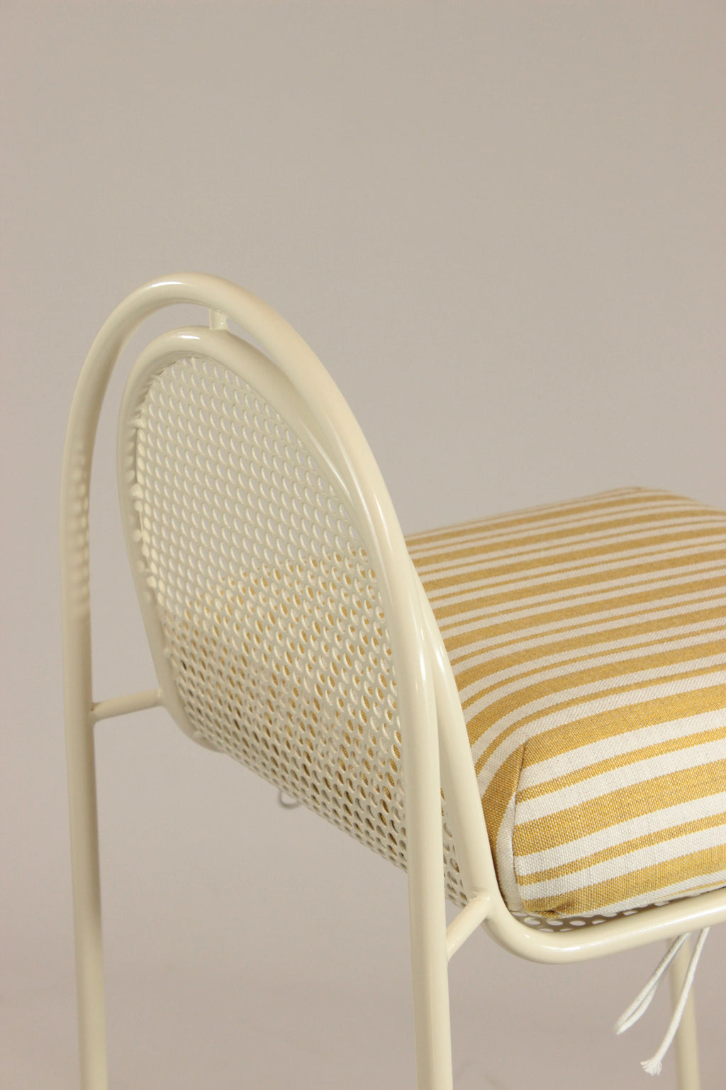 https://a.1stdibscdn.com/contemporary-riviera-bar-chair-in-lacquered-ivory-metal-for-outdoors-for-sale-picture-6/f_40973/f_456965721751469444220/IMG_6412_master.jpg